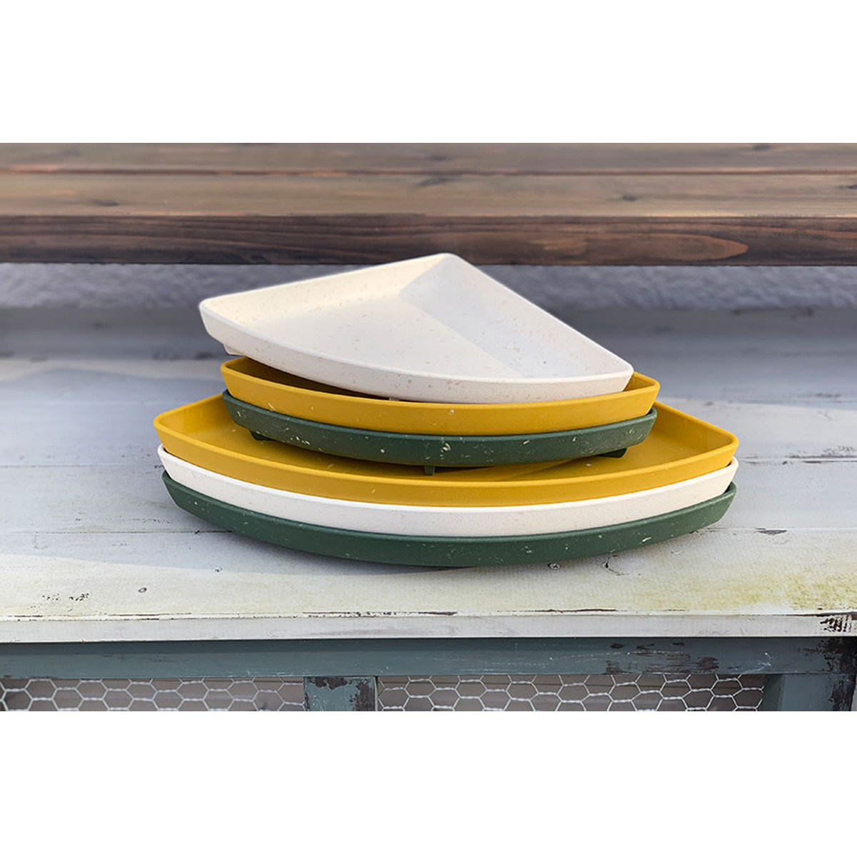 受け皿 コーナーエコプレート 古紙入り 幅36.5×奥行26.8cm ( 鉢皿 受皿 プレート 鉢受け皿 水受け皿 水受け プラスチック コーナー 足付き 天然素材 コーナーポット 専用 プラ鉢 角 扇型 エコポット 皿 軽量 おしゃれ ) 【ホワイト】 ホワイト