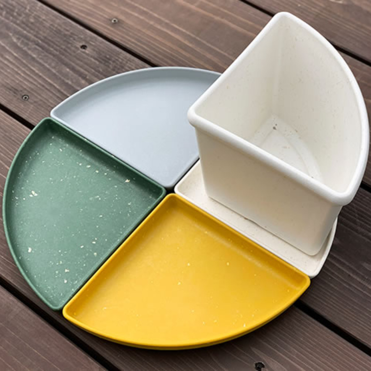 受け皿 コーナーエコプレート 古紙入り 幅36.5×奥行26.8cm ( 鉢皿 受皿 プレート 鉢受け皿 水受け皿 水受け プラスチック コーナー 足付き 天然素材 コーナーポット 専用 プラ鉢 角 扇型 エコポット 皿 軽量 おしゃれ ) 【ホワイト】 ホワイト