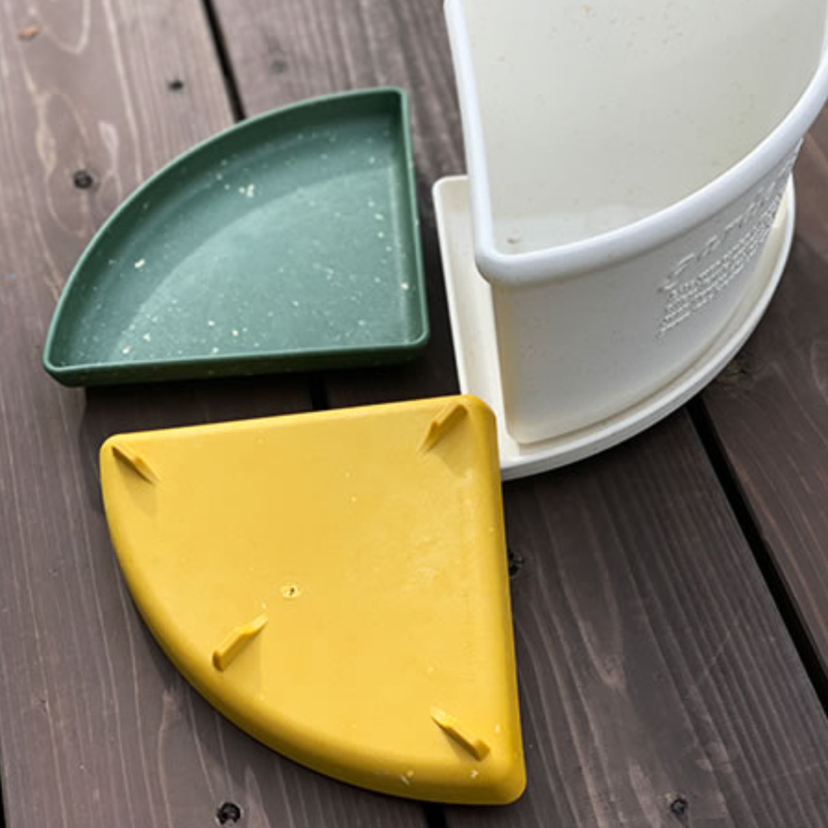 受け皿 コーナーエコプレート 古紙入り 幅36.5×奥行26.8cm ( 鉢皿 受皿 プレート 鉢受け皿 水受け皿 水受け プラスチック コーナー 足付き 天然素材 コーナーポット 専用 プラ鉢 角 扇型 エコポット 皿 軽量 おしゃれ ) 【ホワイト】 ホワイト