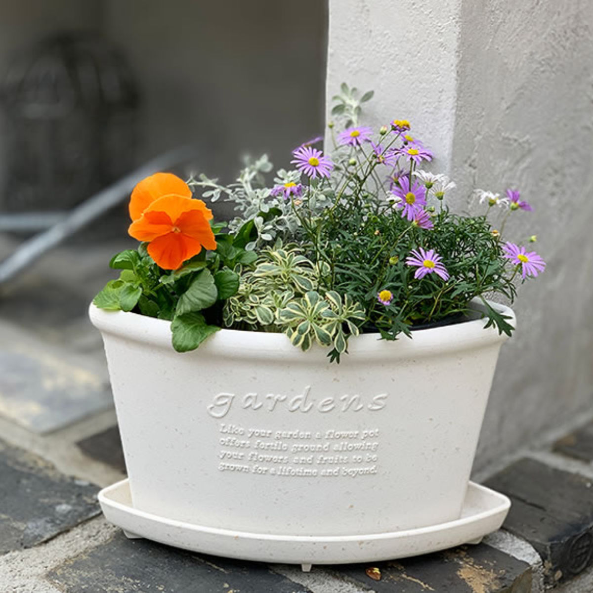 受け皿 コーナーエコプレート 古紙入り 幅36.5×奥行26.8cm ( 鉢皿 受皿 プレート 鉢受け皿 水受け皿 水受け プラスチック コーナー 足付き 天然素材 コーナーポット 専用 プラ鉢 角 扇型 エコポット 皿 軽量 おしゃれ ) 【ホワイト】 ホワイト