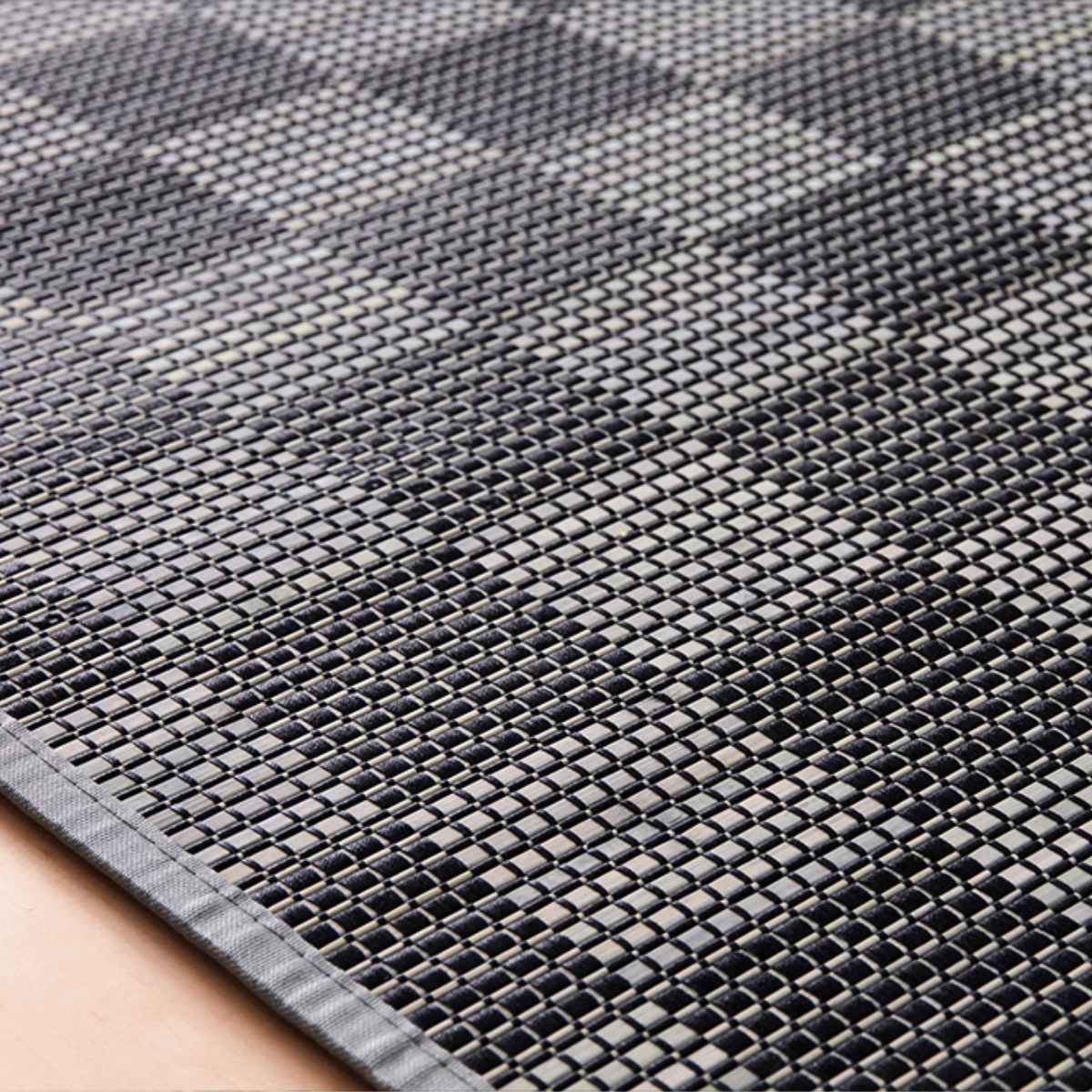 ラグ モダン柄の竹ラグ ベック 180×180cm ( カーペット 絨毯 マット 竹 正方形 2畳 2帖 天然素材 市松模様 厚手 竹素材 天然 ひんやり 夏 ウレタン入り 抗菌 防臭 コンパクト 三層 ふっくら エコ 防音効果 ) 【ブラック】 ブラック