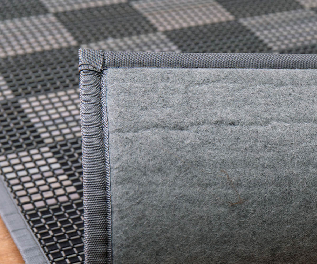 ラグ モダン柄の竹ラグ ベック 180×240cm ( カーペット 絨毯 マット 竹 長方形 3畳 3帖 天然素材 市松模様 厚手 竹素材 天然 ひんやり 夏 ウレタン入り 抗菌 防臭 コンパクト 三層 ふっくら エコ 防音効果 ) 【グレー】 グレー