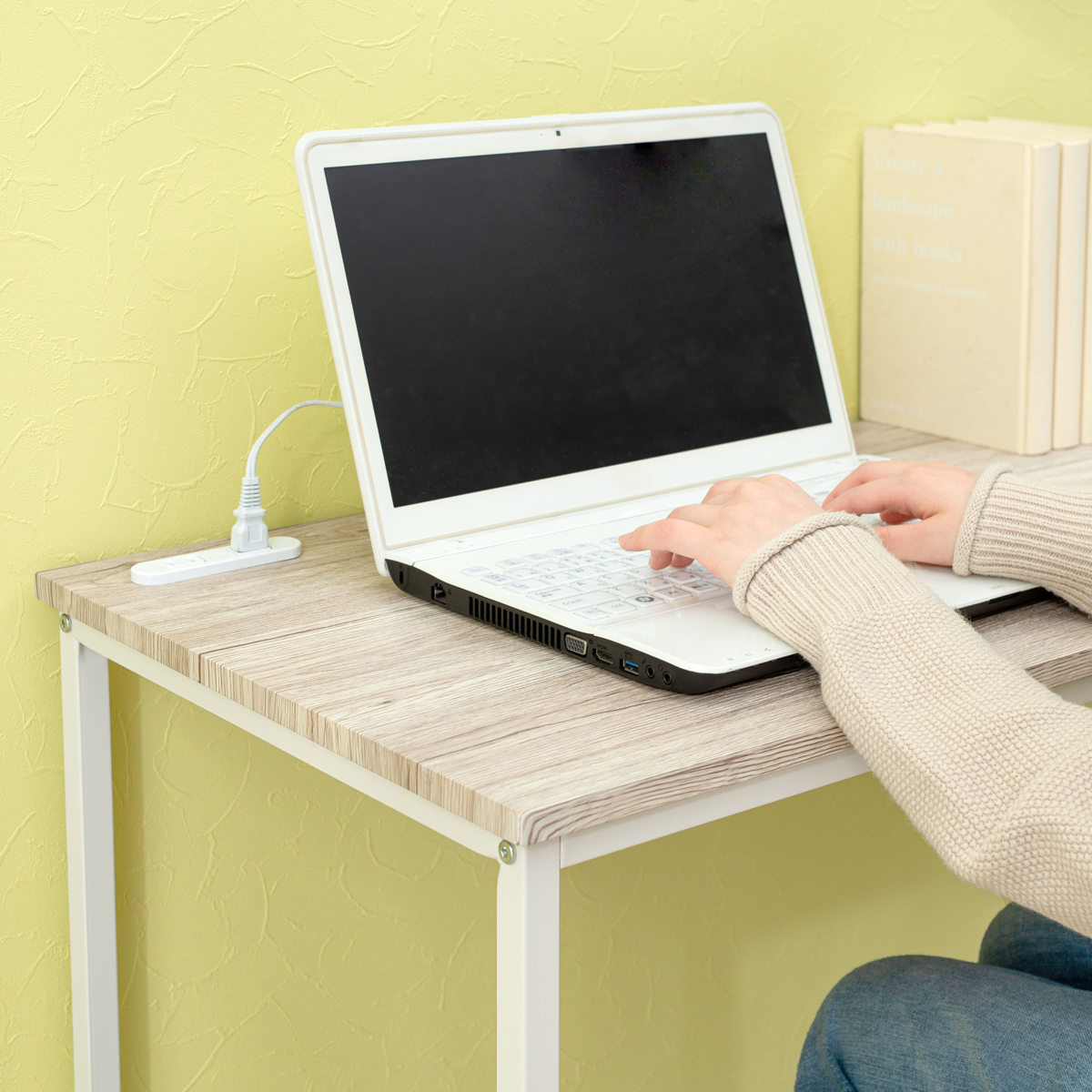 ワークデスク 幅100cm ロングデスク 2口コンセント付 ( スリム デスク 机 シンプルデスク パソコンデスク 木目調 学習机 勉強机 コンセント付き 奥行 45cm スチール脚 ) 【ブラウン】 ブラウン