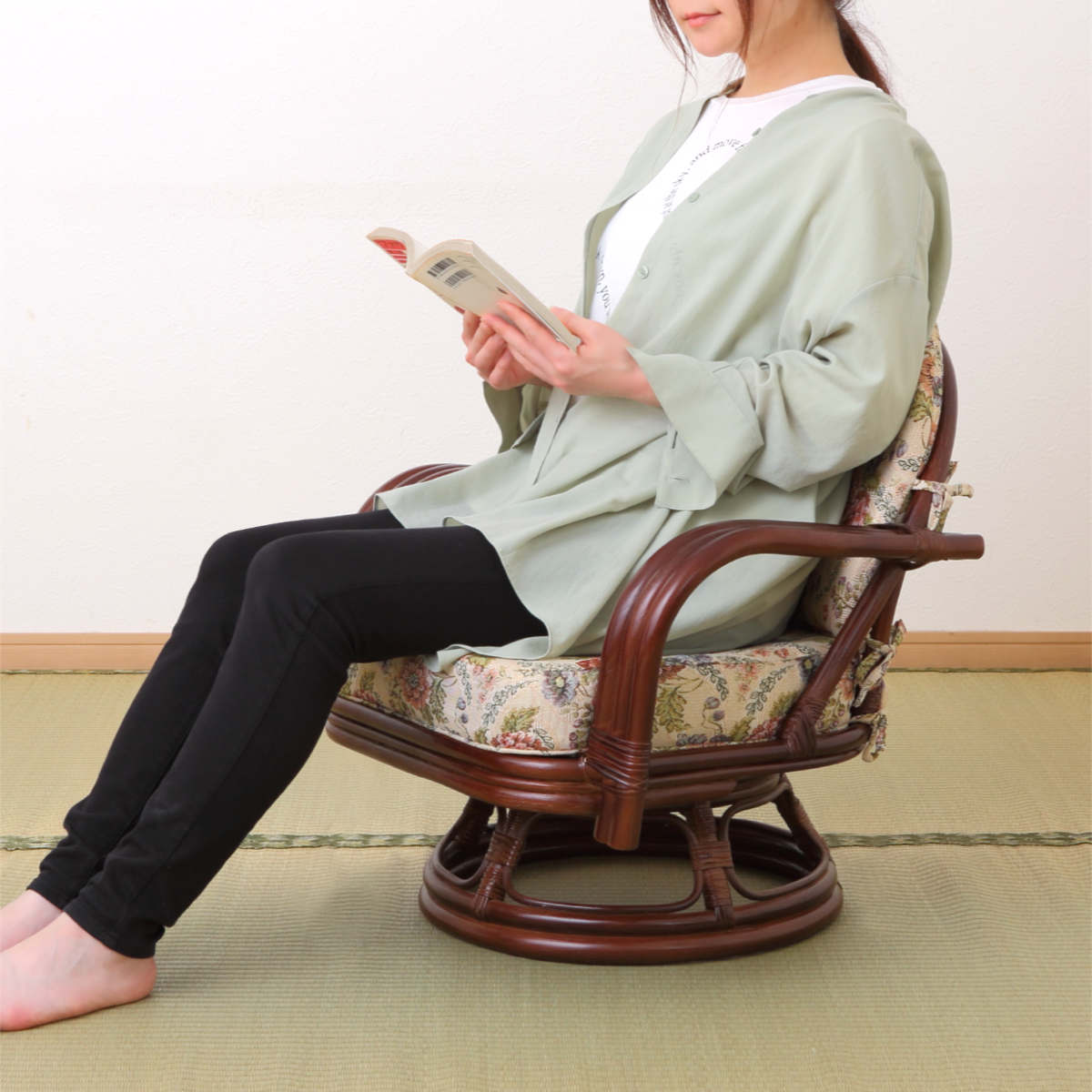 籐 回転座椅子 座面高26cm 花柄 軽量 ダークブラウン ( 座椅子 チェア アームチェア ダイニング 腰かけ 籐製 ラタン 回転椅子 腰掛け 回転式チェア 回転 クッション ローチェア いす イス )