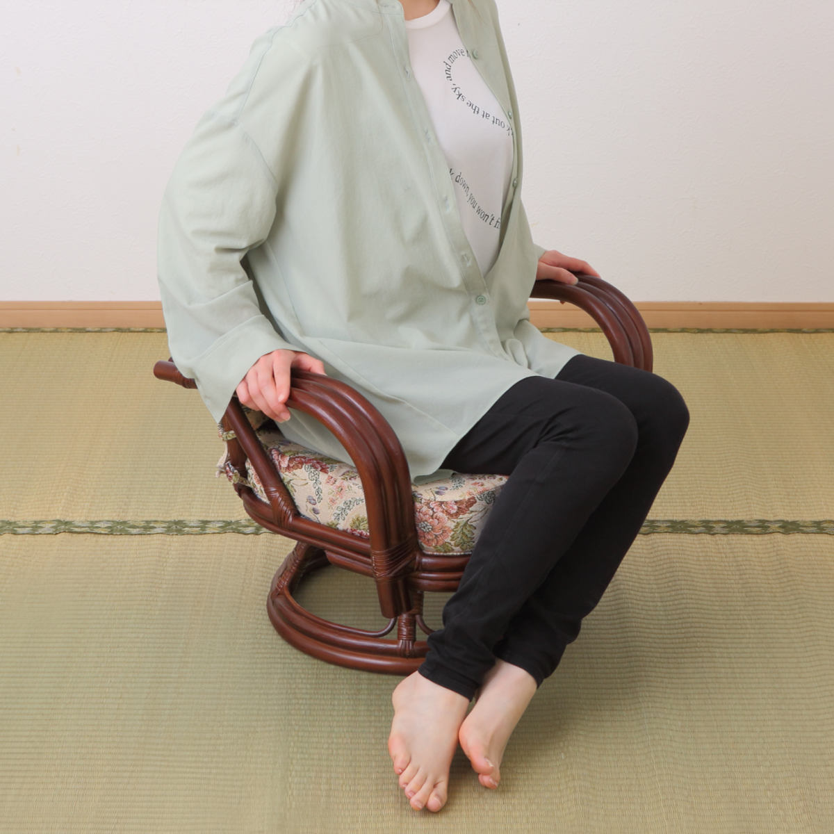 籐 回転座椅子 座面高26cm 花柄 軽量 ダークブラウン ( 座椅子 チェア アームチェア ダイニング 腰かけ 籐製 ラタン 回転椅子 腰掛け 回転式チェア 回転 クッション ローチェア いす イス )