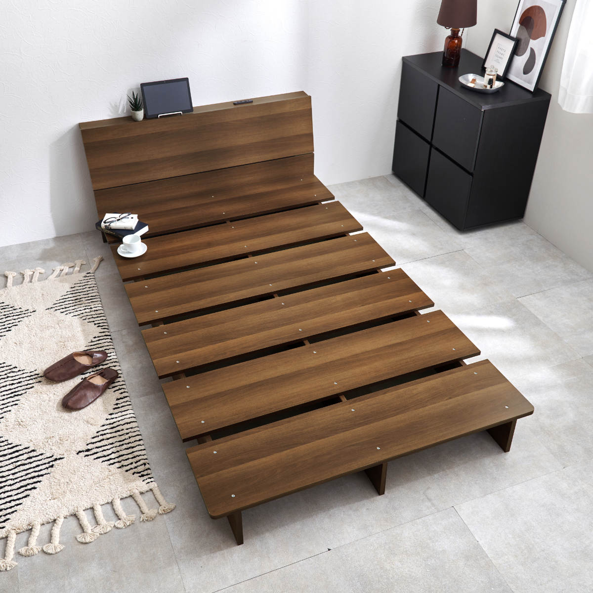 ローベッド シングル 幅120cm ステージベッド 背もたれ 2口コンセント付 余白デザイン ( ベッド 耐荷重350kg ステージ ロータイプ 棚付 ベッドフレーム ブラウン ナチュラル シンプル 高耐荷重 コンセント付 ) 【ナチュラル】 ナチュラル