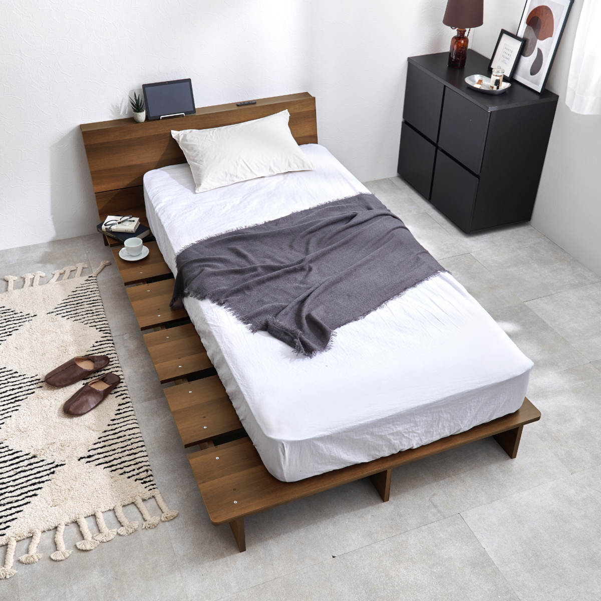 ローベッド シングル 幅120cm ステージベッド 背もたれ 2口コンセント付 余白デザイン ( ベッド 耐荷重350kg ステージ ロータイプ 棚付 ベッドフレーム ブラウン ナチュラル シンプル 高耐荷重 コンセント付 ) 【ナチュラル】 ナチュラル