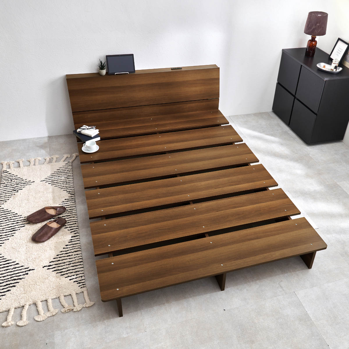 ローベッド セミダブル 幅140cm ステージベッド 背もたれ 2口コンセント付 余白デザイン ( ベッド 耐荷重350kg ステージ ロータイプ 棚付 ベッドフレーム ブラウン ナチュラル シンプル 高耐荷重 コンセント付 ) 【ブラウン】 ブラウン