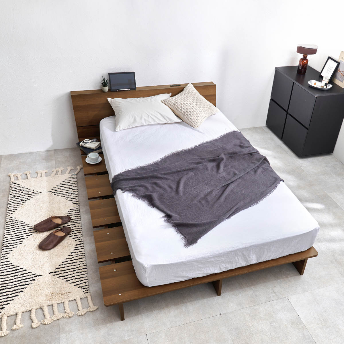 ローベッド セミダブル 幅140cm ステージベッド 背もたれ 2口コンセント付 余白デザイン ( ベッド 耐荷重350kg ステージ ロータイプ 棚付 ベッドフレーム ブラウン ナチュラル シンプル 高耐荷重 コンセント付 ) 【ブラウン】 ブラウン