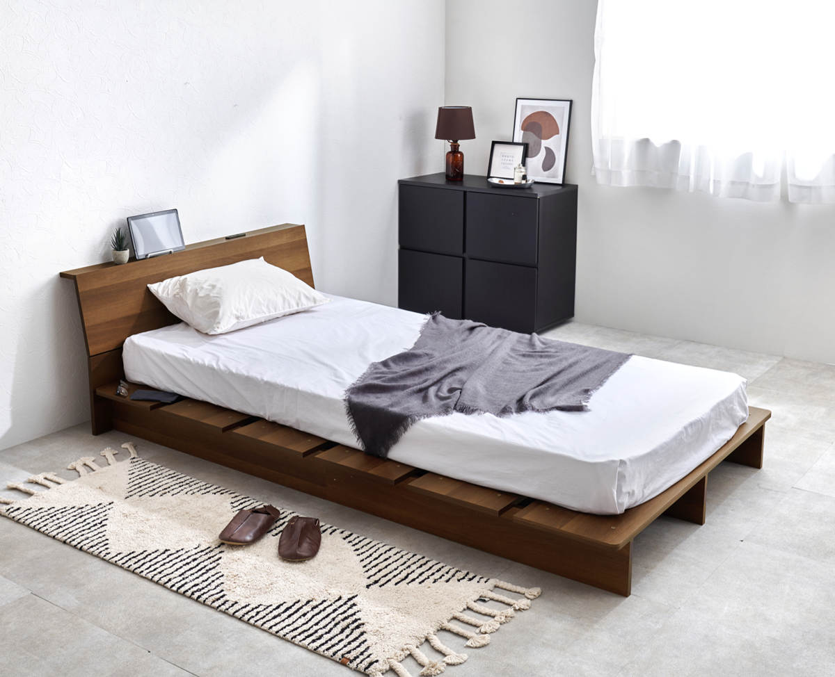 ローベッド セミダブル 幅140cm ステージベッド 背もたれ 2口コンセント付 余白デザイン ( ベッド 耐荷重350kg ステージ ロータイプ 棚付 ベッドフレーム ブラウン ナチュラル シンプル 高耐荷重 コンセント付 ) 【ブラウン】 ブラウン