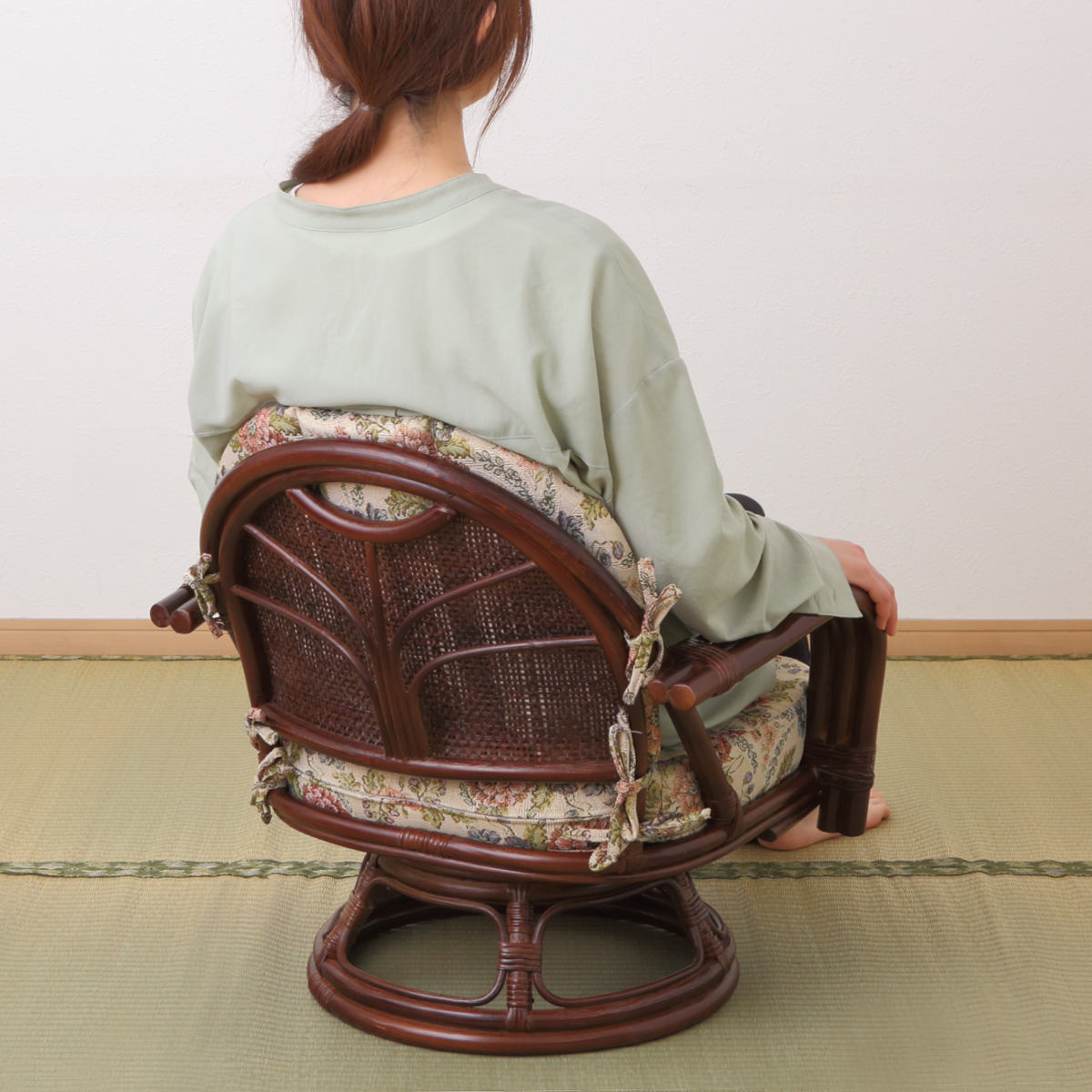 籐 回転座椅子 座面高26cm 花柄 軽量 ライトブラウン ( 座椅子 チェア アームチェア ダイニング 腰かけ 籐製 ラタン 回転椅子 腰掛け 回転式チェア 回転 クッション ローチェア いす イス )