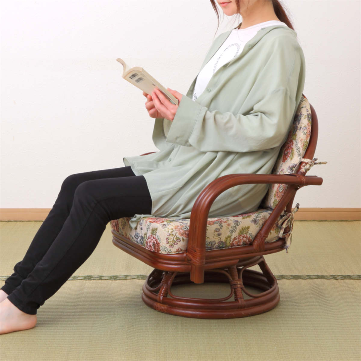 籐 回転座椅子 座面高26cm 花柄 軽量 ライトブラウン ( 座椅子 チェア アームチェア ダイニング 腰かけ 籐製 ラタン 回転椅子 腰掛け 回転式チェア 回転 クッション ローチェア いす イス )