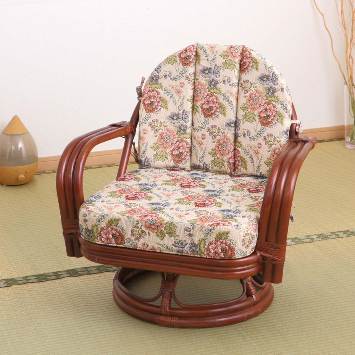 籐 回転座椅子 座面高26cm 花柄 軽量 ライトブラウン ( 座椅子 チェア アームチェア ダイニング 腰かけ 籐製 ラタン 回転椅子 腰掛け 回転式チェア 回転 クッション ローチェア いす イス )