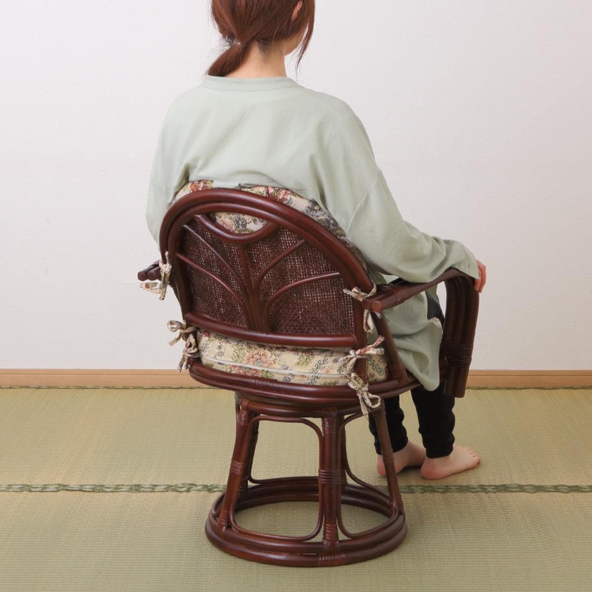 籐 回転座椅子 座面高42cm 花柄 軽量 ライトブラウン ( 座椅子 チェア アームチェア ダイニング 腰かけ 籐製 ラタン 回転椅子 腰掛け 回転式チェア 回転 クッション ハイチェア いす イス )