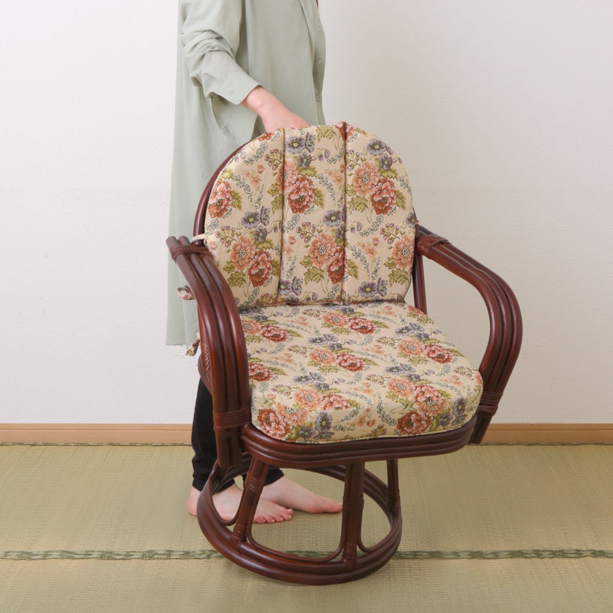 籐 回転座椅子 座面高42cm 花柄 軽量 ライトブラウン ( 座椅子 チェア アームチェア ダイニング 腰かけ 籐製 ラタン 回転椅子 腰掛け 回転式チェア 回転 クッション ハイチェア いす イス )
