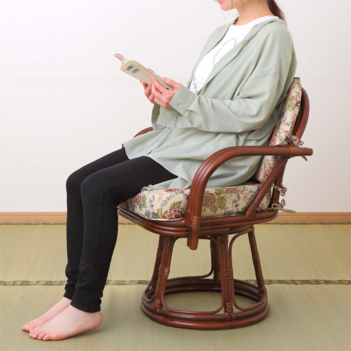 籐 回転座椅子 座面高42cm 花柄 軽量 ライトブラウン ( 座椅子 チェア アームチェア ダイニング 腰かけ 籐製 ラタン 回転椅子 腰掛け 回転式チェア 回転 クッション ハイチェア いす イス )