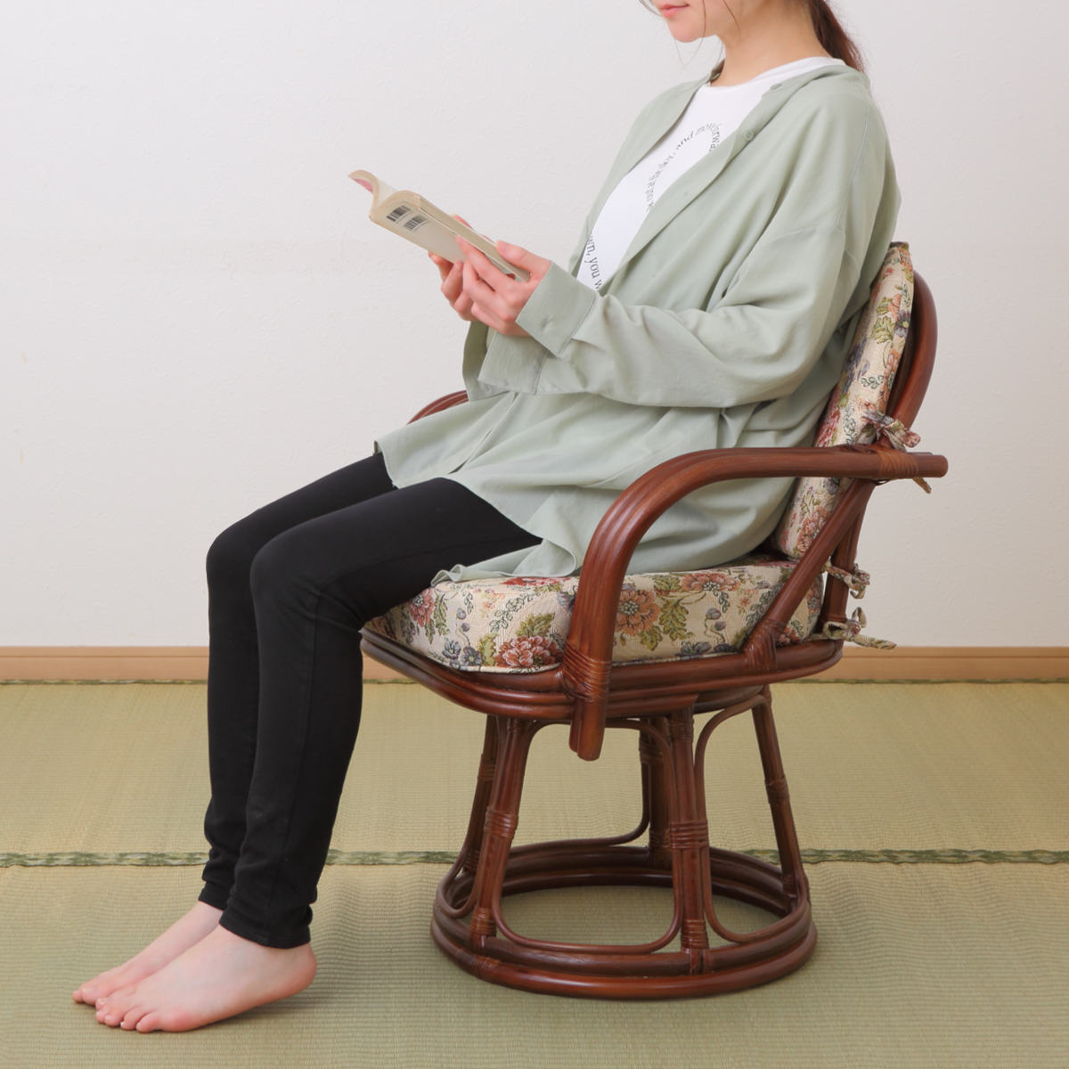 籐 回転座椅子 座面高42cm 花柄 軽量 ライトブラウン ( 座椅子 チェア アームチェア ダイニング 腰かけ 籐製 ラタン 回転椅子 腰掛け 回転式チェア 回転 クッション ハイチェア いす イス )