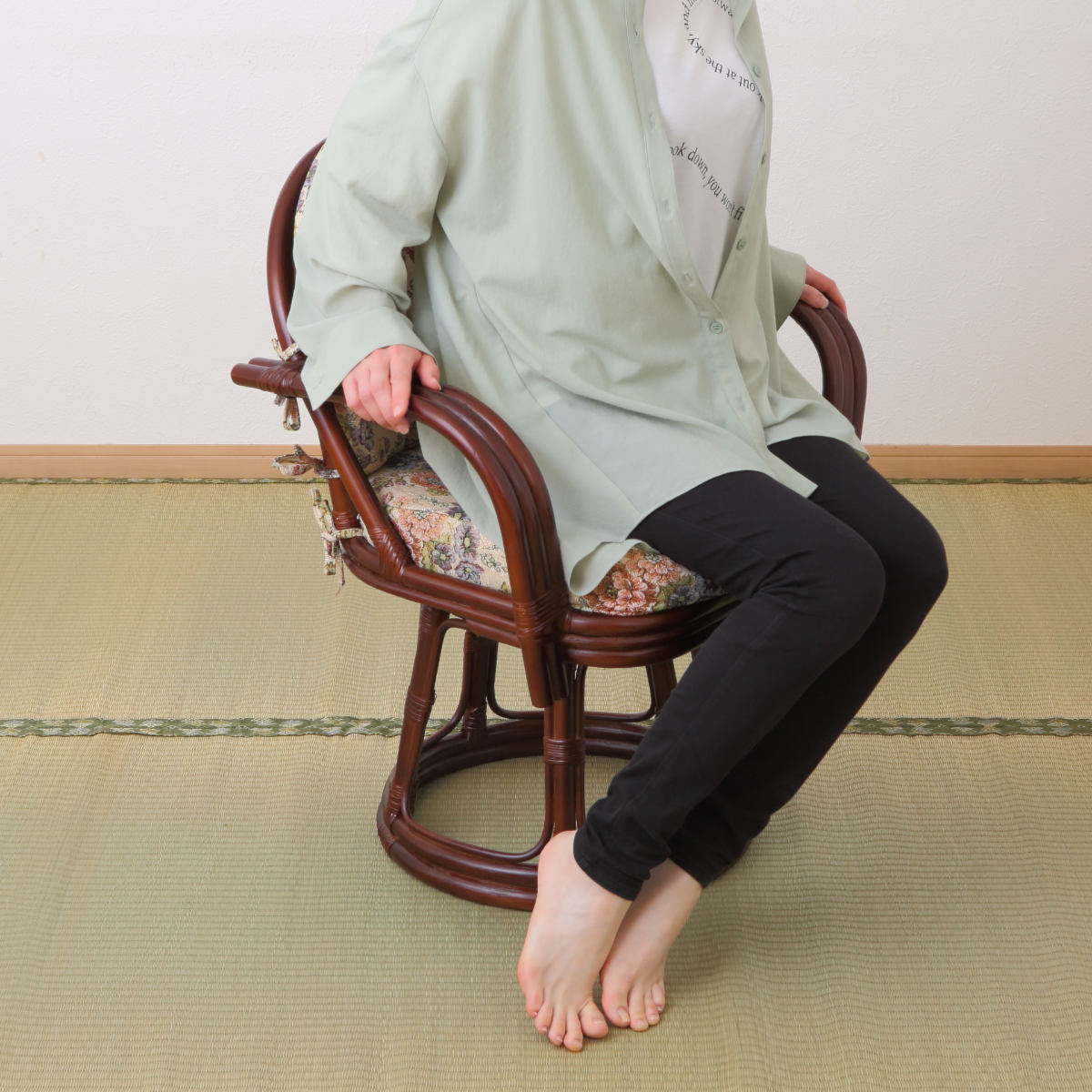 籐 回転座椅子 座面高42cm 花柄 軽量 ライトブラウン ( 座椅子 チェア アームチェア ダイニング 腰かけ 籐製 ラタン 回転椅子 腰掛け 回転式チェア 回転 クッション ハイチェア いす イス )