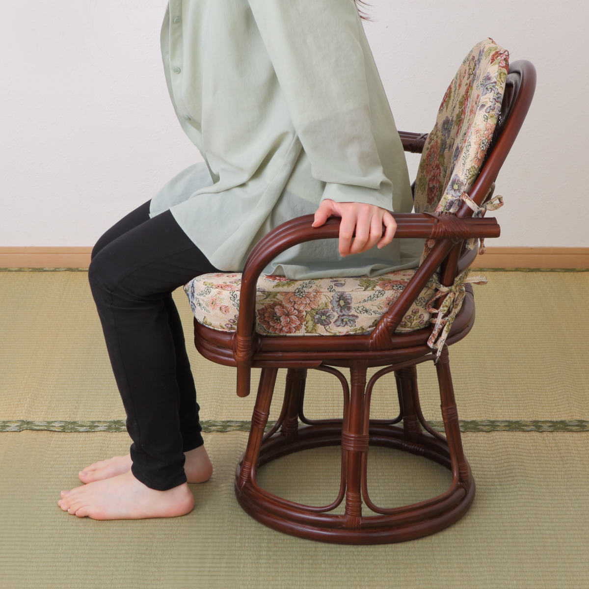 籐 回転座椅子 座面高42cm 花柄 軽量 ライトブラウン ( 座椅子 チェア アームチェア ダイニング 腰かけ 籐製 ラタン 回転椅子 腰掛け 回転式チェア 回転 クッション ハイチェア いす イス )