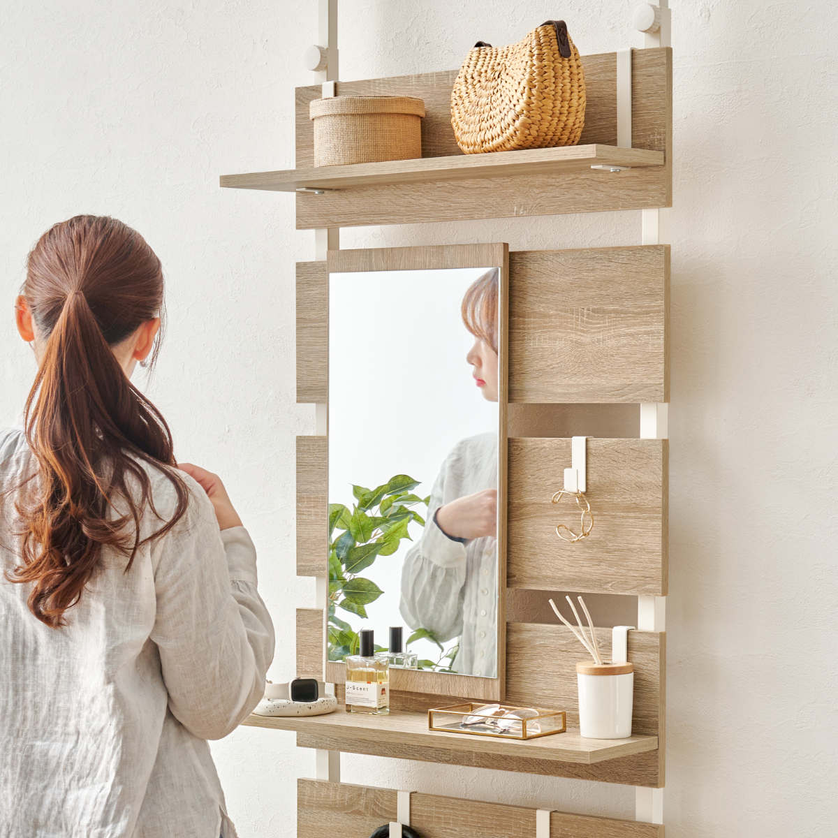 突っ張り ウォールラック 幅60cm ミラー付き 棚板2枚 フック3個 ( ラダーラック 壁面収納 棚 つっぱり 木目調 鏡付き スリムラック 収納ラック 壁面 収納 ウォールシェルフ オープンラック 間仕切り 仕切り フック 棚付き ) 【マーブルホワイト】 マーブルホワイト