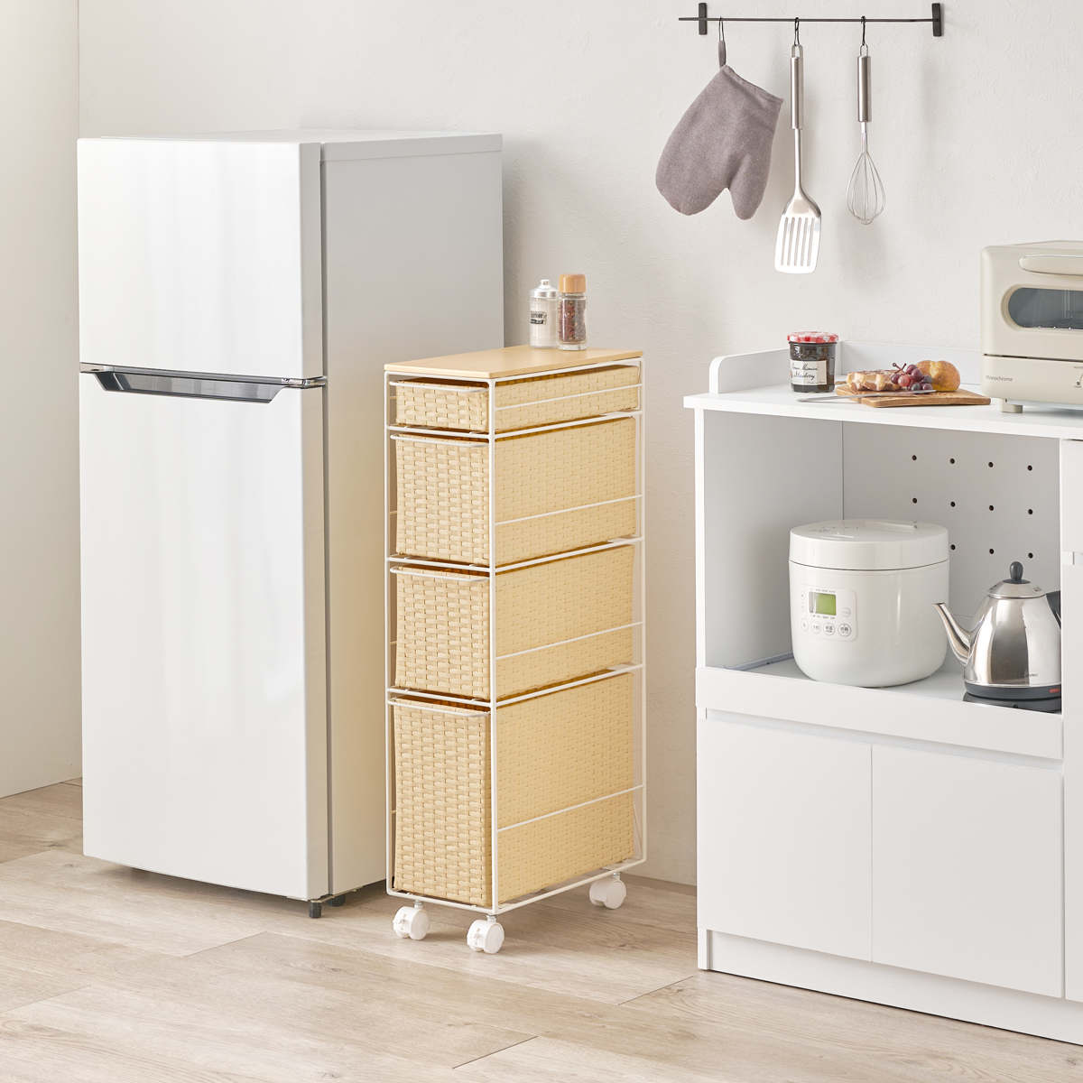 ランドリーチェスト 幅20cm 4段 スリム 引き出し 隙間収納 キャスター付き 木目調天板 スチール ポリエチレン ( チェスト ラタン調 すき間 キャスター 収納 かご 天板 ランドリーラック サニタリーラック ワゴン 樹脂製 編みかご ) 【ナチュラル】 ナチュラル