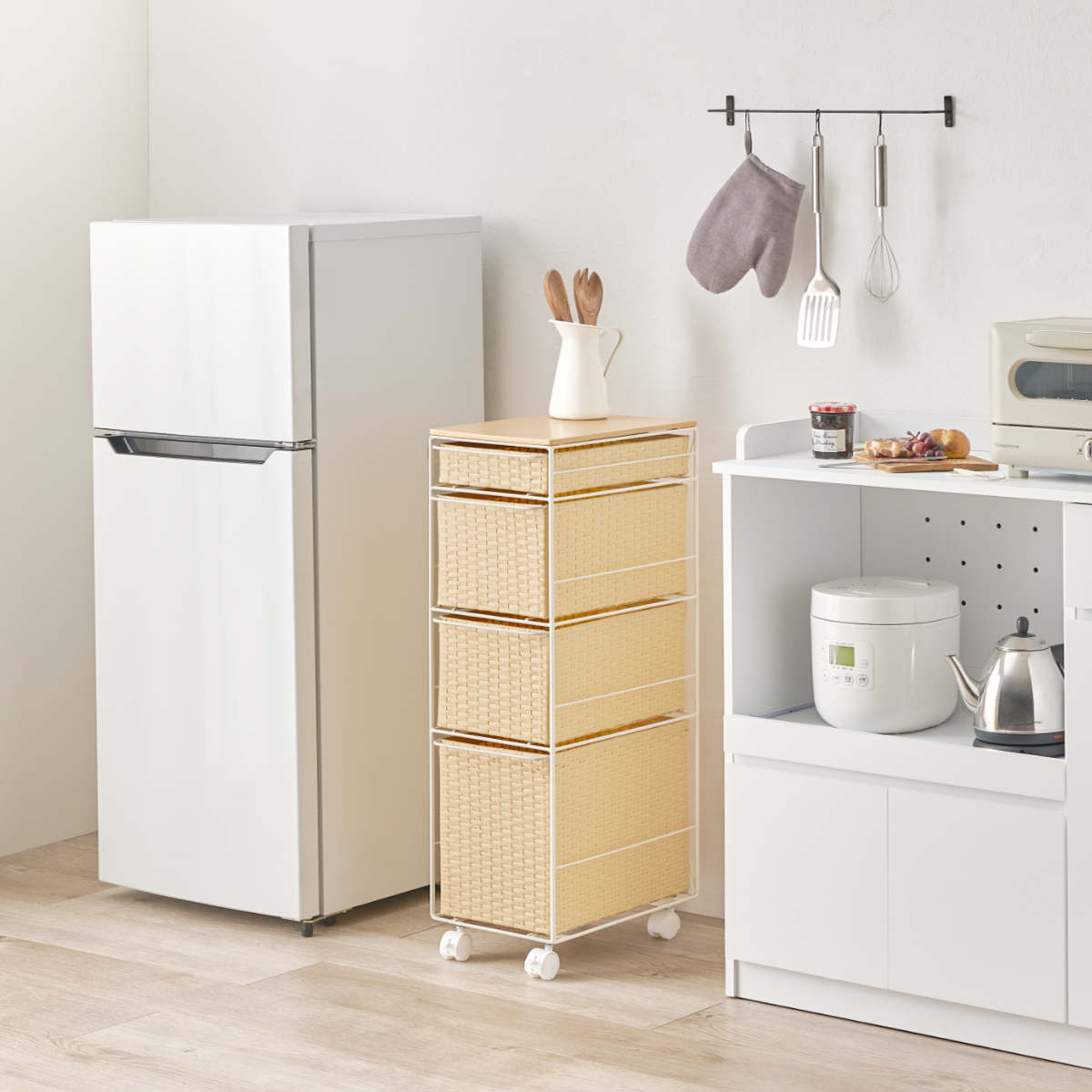 ランドリーチェスト 幅25cm 4段 スリム 引き出し 隙間収納 キャスター付き 木目調天板 スチール ポリエチレン ( チェスト ラタン調 すき間 キャスター 収納 かご 天板 ランドリーラック サニタリーラック ワゴン 樹脂製 編みかご ) 【グレー】 グレー