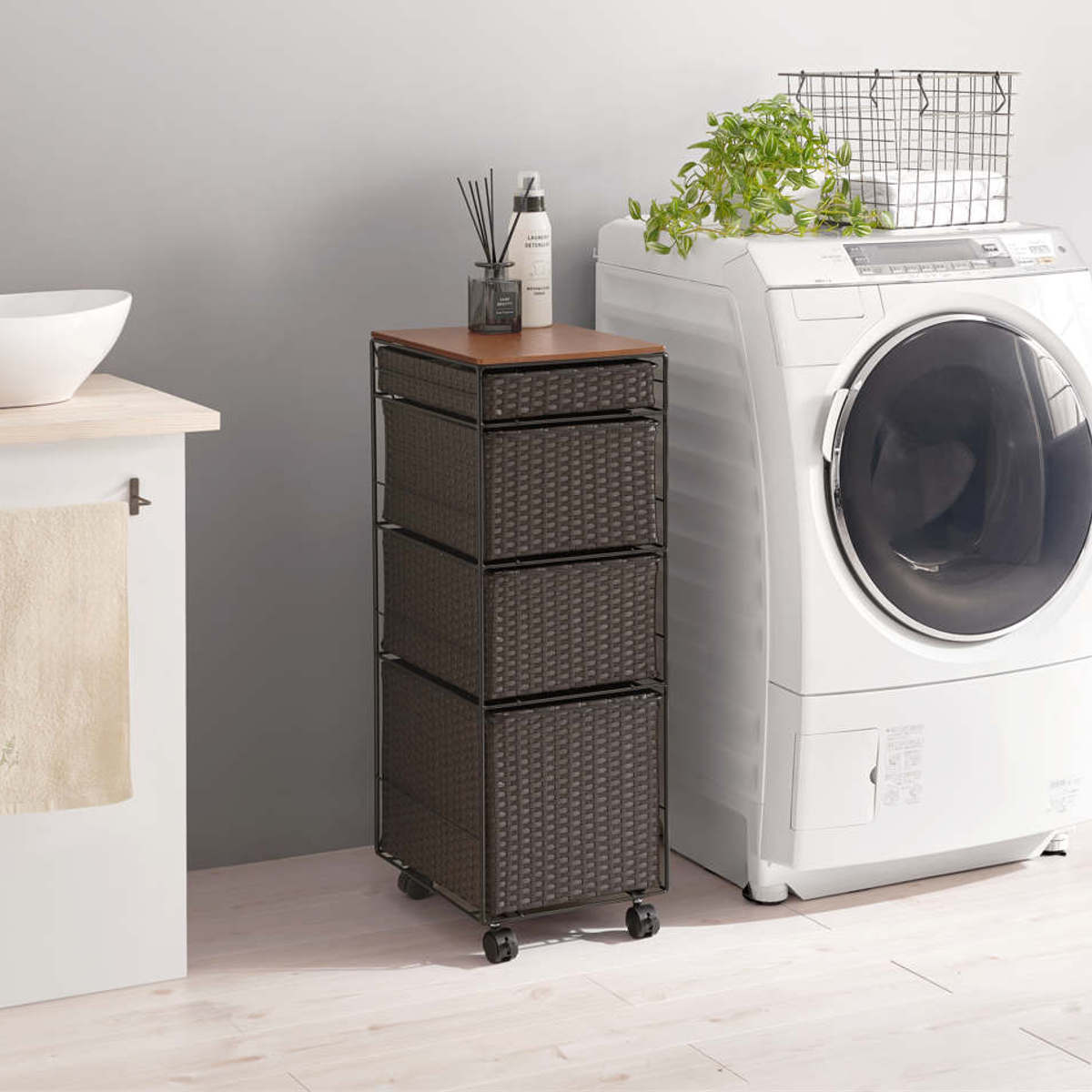 ランドリーチェスト 幅30cm 4段 スリム 引き出し 隙間収納 キャスター付き 木目調天板 スチール ポリエチレン ( チェスト ラタン調 すき間 キャスター 収納 かご 天板 ランドリーラック サニタリーラック ワゴン 樹脂製 編みかご ) 【ダークブラウン】 ダークブラウン