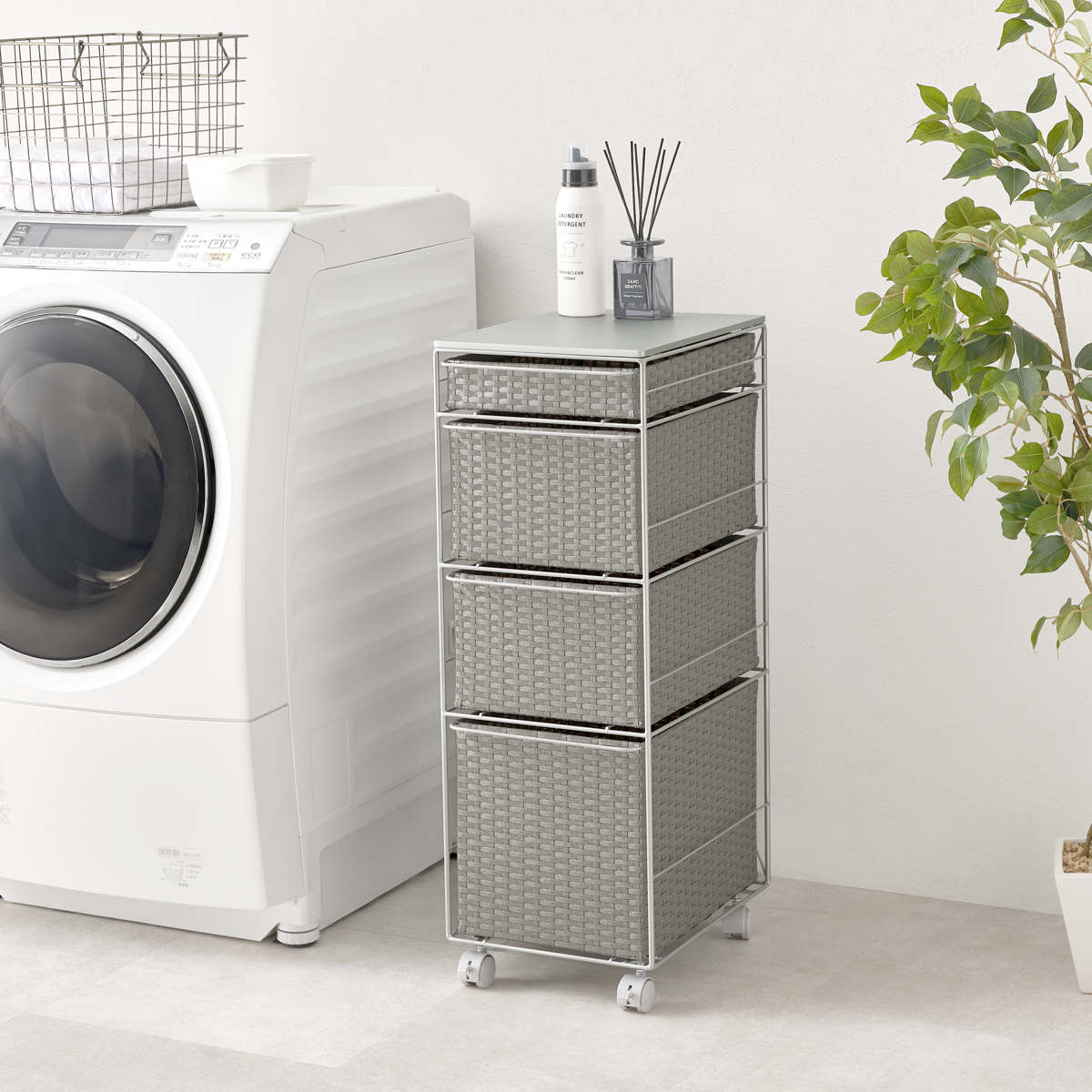 ランドリーチェスト 幅30cm 4段 スリム 引き出し 隙間収納 キャスター付き 木目調天板 スチール ポリエチレン ( チェスト ラタン調 すき間 キャスター 収納 かご 天板 ランドリーラック サニタリーラック ワゴン 樹脂製 編みかご ) 【ダークブラウン】 ダークブラウン