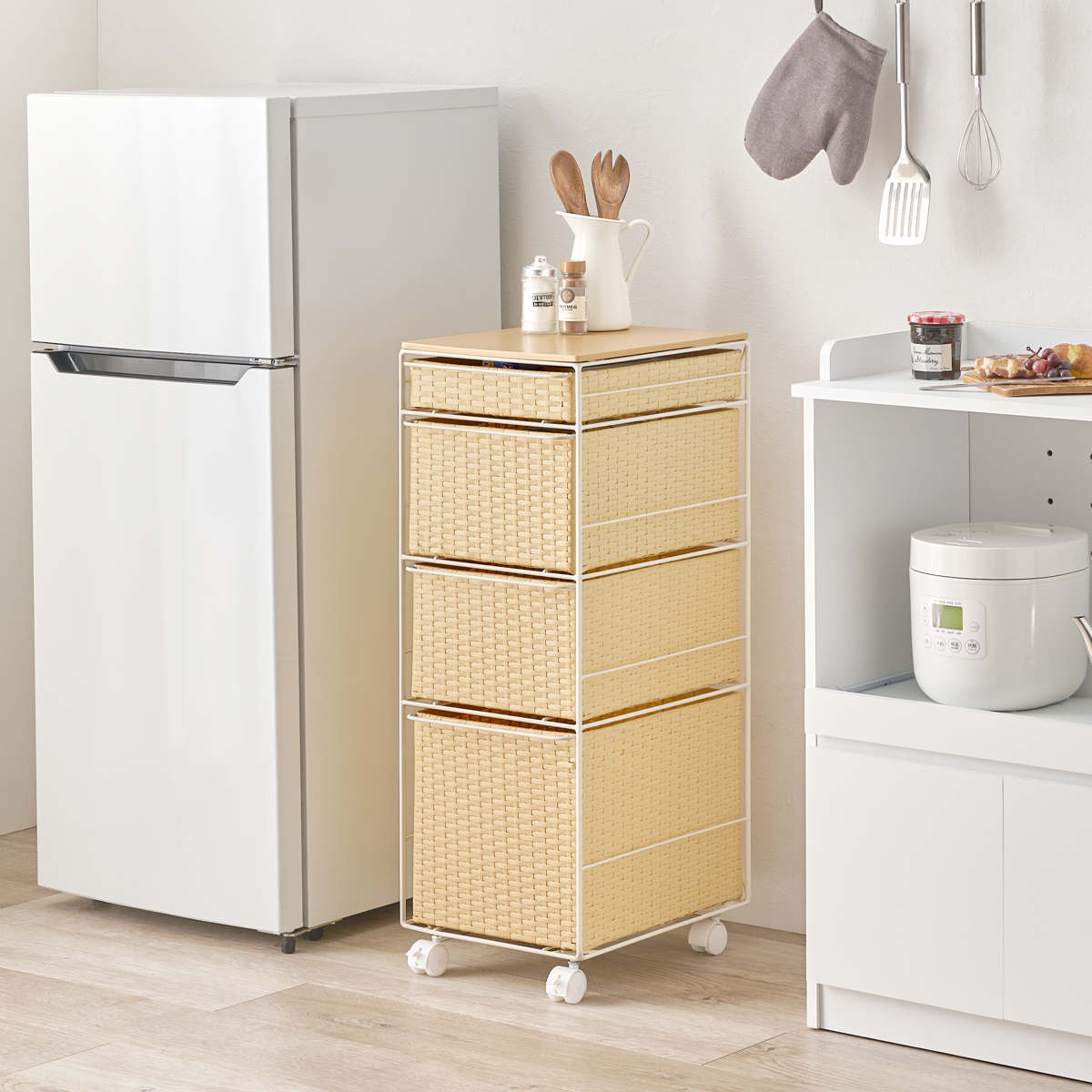 ランドリーチェスト 幅30cm 4段 スリム 引き出し 隙間収納 キャスター付き 木目調天板 スチール ポリエチレン ( チェスト ラタン調 すき間 キャスター 収納 かご 天板 ランドリーラック サニタリーラック ワゴン 樹脂製 編みかご ) 【ダークブラウン】 ダークブラウン
