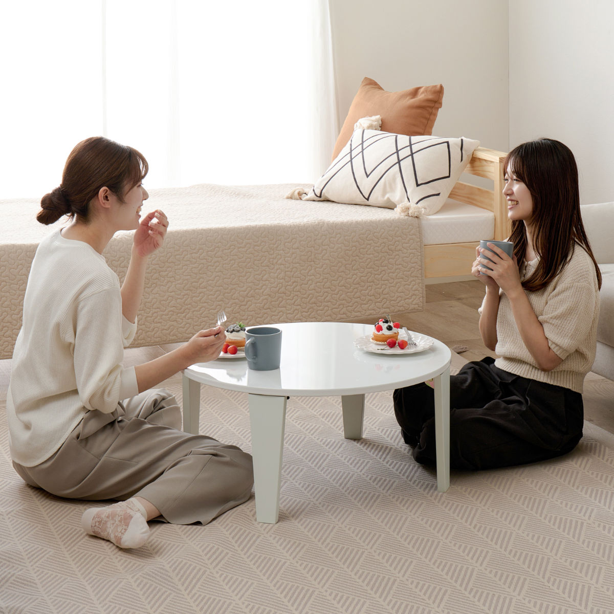 折れ脚テーブル 直径69cm 円形 コンパクト 折りたたみ クルール ( テーブル 丸 丸形 完成品 折れ脚 リビングテーブル センターテーブル 来客用 子ども 丸型 丸テーブル 折りたたみテーブル リビング おしゃれ 座卓 ) 【クリアホワイト】 クリアホワイト