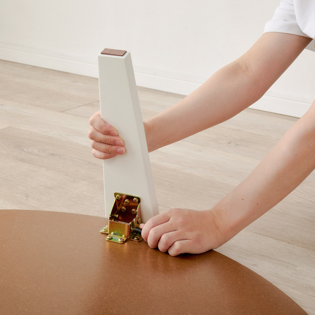 折れ脚テーブル 直径69cm 円形 コンパクト 折りたたみ クルール ( テーブル 丸 丸形 完成品 折れ脚 リビングテーブル センターテーブル 来客用 子ども 丸型 丸テーブル 折りたたみテーブル リビング おしゃれ 座卓 ) 【クリアホワイト】 クリアホワイト