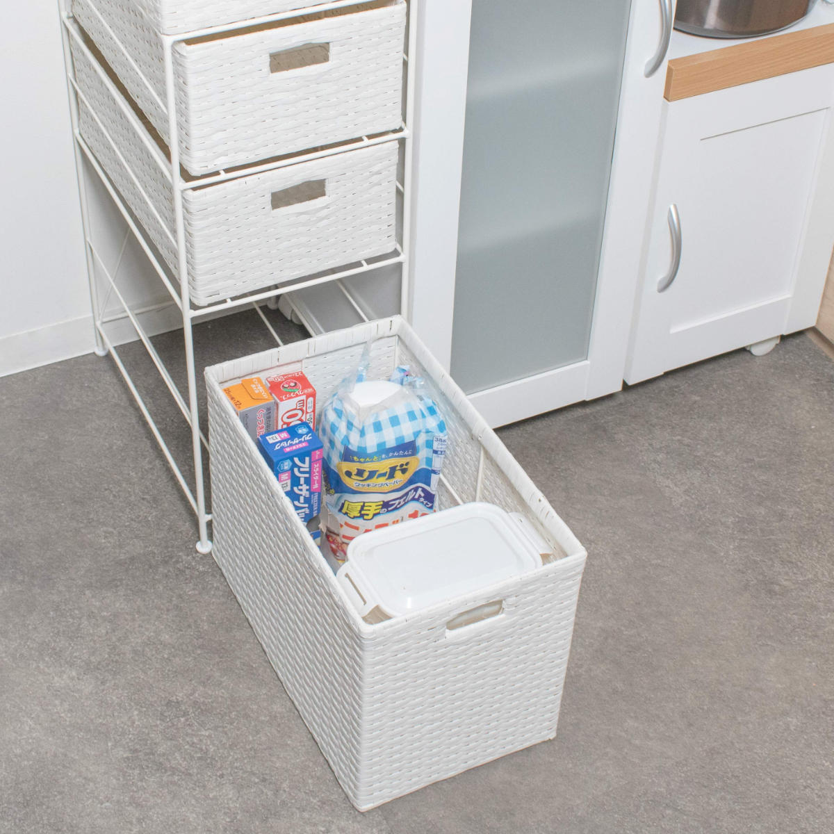 ランドリーチェスト 引出し4杯 幅25.5cm かご付 スチール ポリエチレン ( ラタン調 ランドリー チェスト ラック 防水 アジアン 収納 かご 完成品 ラタン風 洗濯 ランドリーラック 撥水 収納ラック すき間収納 キッチンラック ) 【グレー】 グレー