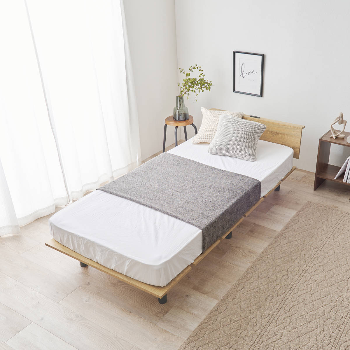 ステージ風ベッド シングル ボンネルコイルマットレス付 ロースタイル 2口コンセント付 ( ベッド マットレス付 ステージ風 通気性 圧縮梱包 ボンネルコイル 耐荷重200kg コンセント付き ブラウン ナチュラル ) 【ナチュラル】 ナチュラル