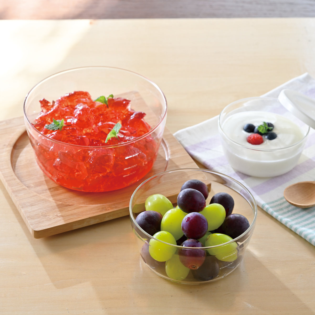 ハリオ 保存容器 耐熱ガラス 丸 3個入り 300ml 600ml 1.2L ( HARIO ガラス 電子レンジ対応 食洗機対応 オーブン対応 日本製 耐熱容器 保存 容器 ガラス容器 食品保存 作り置き 積み重ね 耐熱 入れ子式 収納 ) 【レッド】 レッド