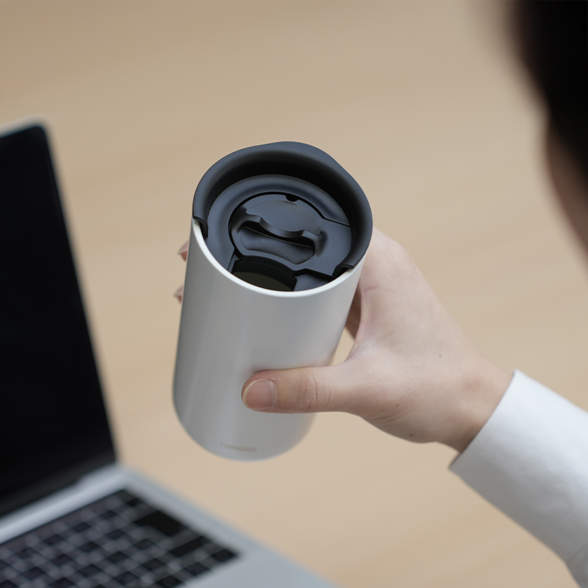 HARIO ハリオ タンブラー セラミックコーティング 真空二重保温タンブラー ( 350ml 保冷 保温 セラミック メモリ付き ふた 蓋付き コップ 食器 シンプル おしゃれ モダン 無地 ) 【ブラック】 ブラック