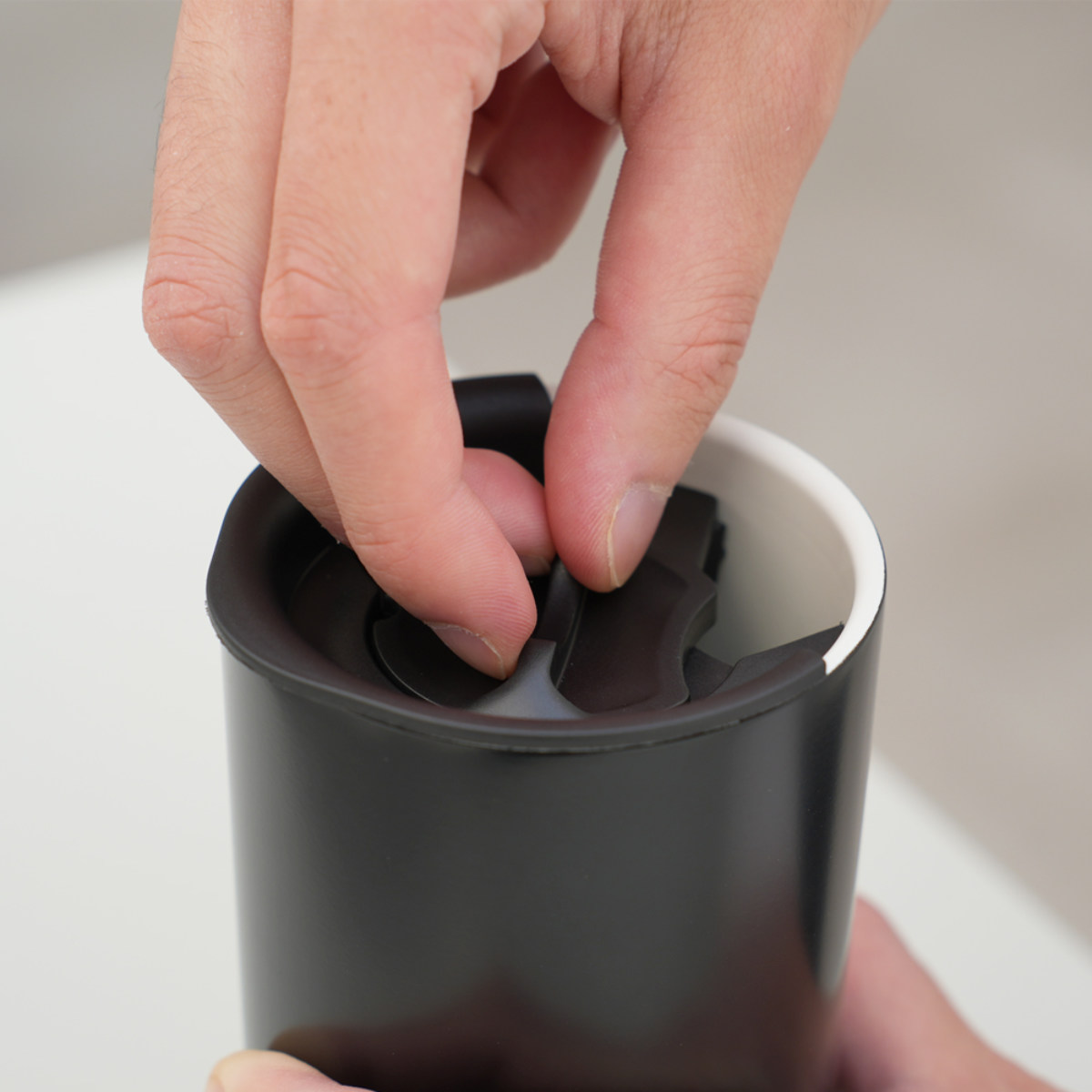 HARIO ハリオ タンブラー セラミックコーティング 真空二重保温タンブラー ( 350ml 保冷 保温 セラミック メモリ付き ふた 蓋付き コップ 食器 シンプル おしゃれ モダン 無地 ) 【ブラック】 ブラック