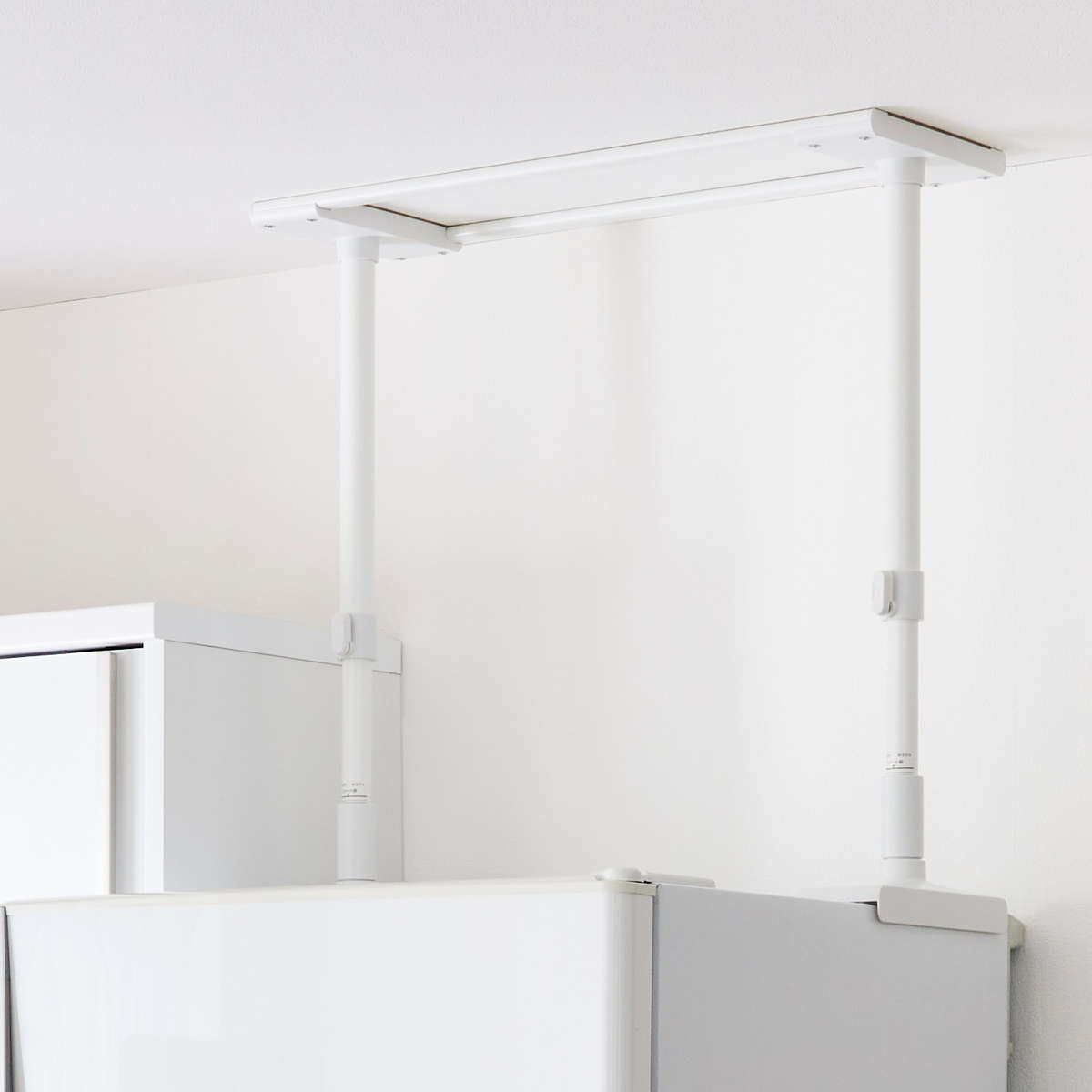 家具転倒防止 冷蔵庫転倒防止 つっぱり棒 幅65cm 高さ50cm~75cm ( 突っぱり棒 65cm 強力 つっぱり 突っぱり 突っ張り 棒 伸縮式 冷蔵庫 地震対策 防災 地震 耐震 震災 賃貸 リビング 寝室 安心 家具 転倒防止 ストッパー )