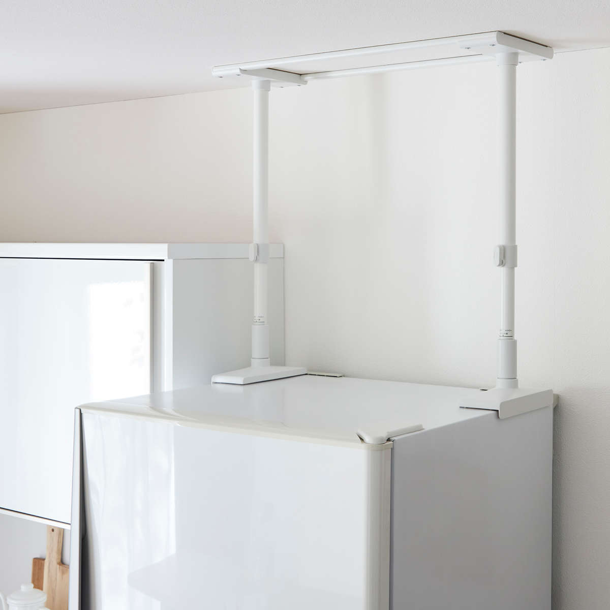 家具転倒防止 冷蔵庫転倒防止 つっぱり棒 幅65cm 高さ50cm~75cm ( 突っぱり棒 65cm 強力 つっぱり 突っぱり 突っ張り 棒 伸縮式 冷蔵庫 地震対策 防災 地震 耐震 震災 賃貸 リビング 寝室 安心 家具 転倒防止 ストッパー )