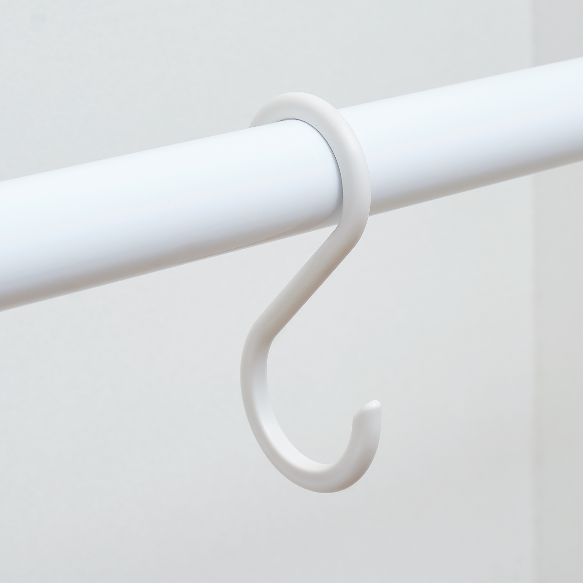 フック 小 Sフック 引っ掛け 5個入り 耐荷重約1kg ( S字 吊るす 収納 壁掛け 吊り下げ 小物掛け 竿 クローゼット 水周り 掛ける 樹脂製 軽い 小物 かばん 帽子 小物フック リビング 玄関 キッチン )