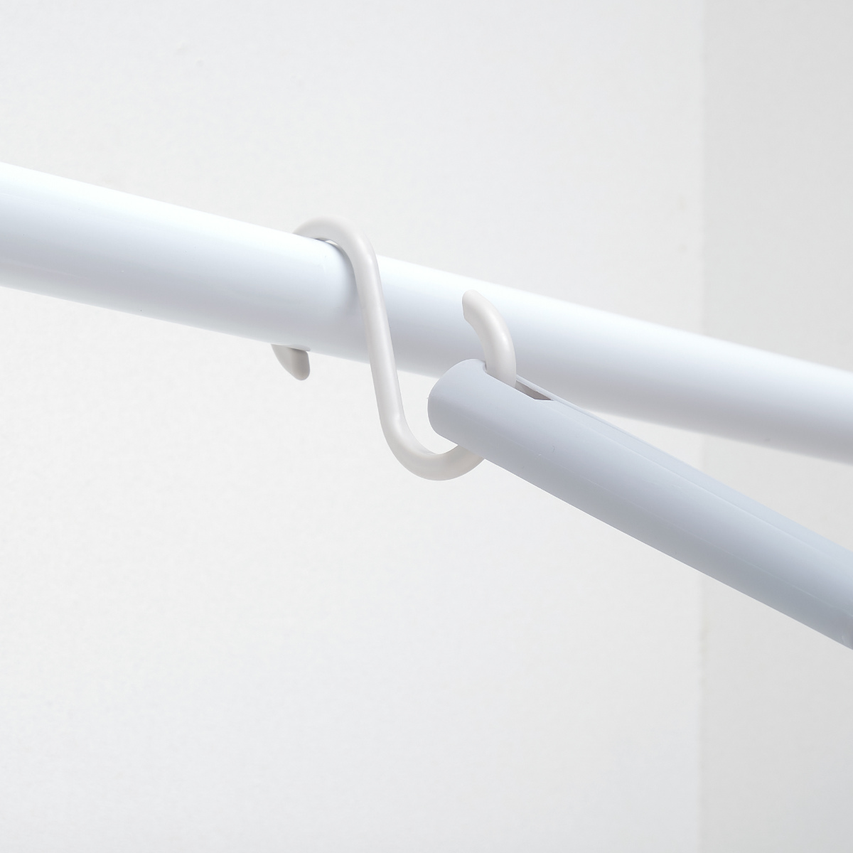 フック 小 Sフック 引っ掛け 5個入り 耐荷重約1kg ( S字 吊るす 収納 壁掛け 吊り下げ 小物掛け 竿 クローゼット 水周り 掛ける 樹脂製 軽い 小物 かばん 帽子 小物フック リビング 玄関 キッチン )