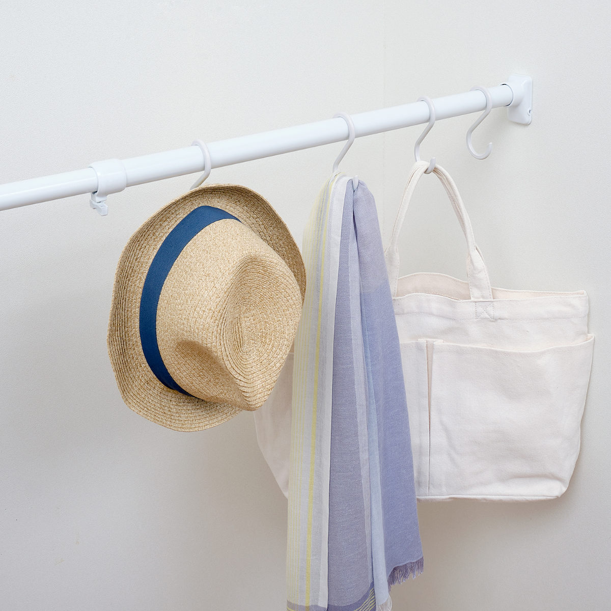 フック 大 Sフック 引っ掛け 5個入り 耐荷重約1kg ( S字 吊るす 収納 壁掛け 吊り下げ 小物掛け 竿 クローゼット 水周り 掛ける 樹脂製 軽い 小物 かばん 帽子 小物フック リビング 玄関 キッチン )