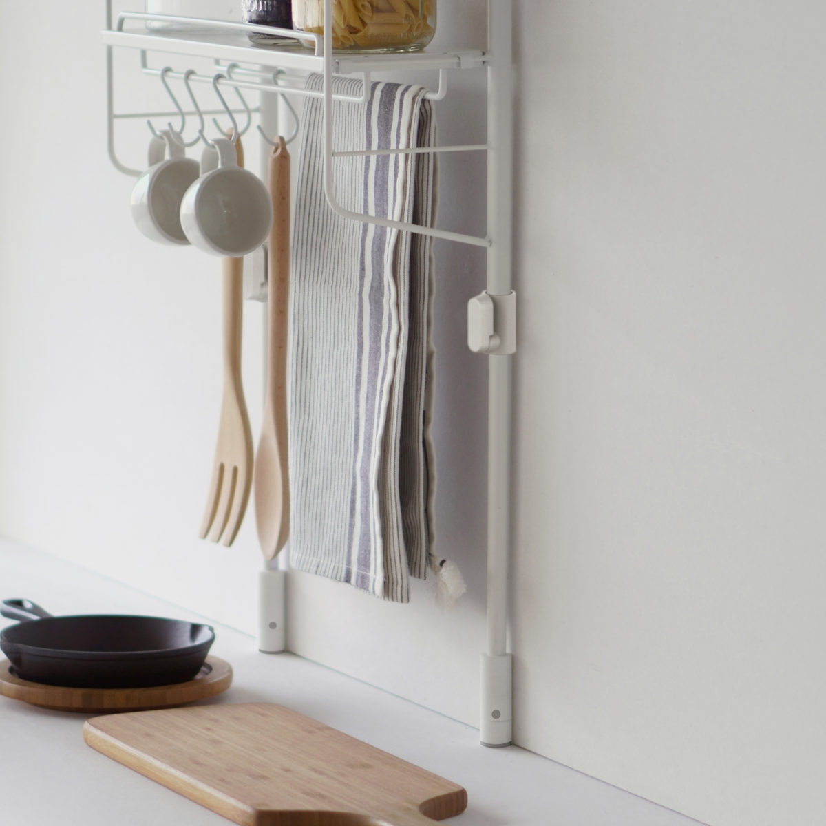 突っ張りラック SPLUCE キッチン つっぱりラック トレイセット ( 突っ張り式収納 突っ張り棚 キッチンラック 吊り上げ収納 スリム 収納 ラック 収納棚 スパイスラック 調味料ラック 壁面収納 キッチン収納 シンクサイド おしゃれ )