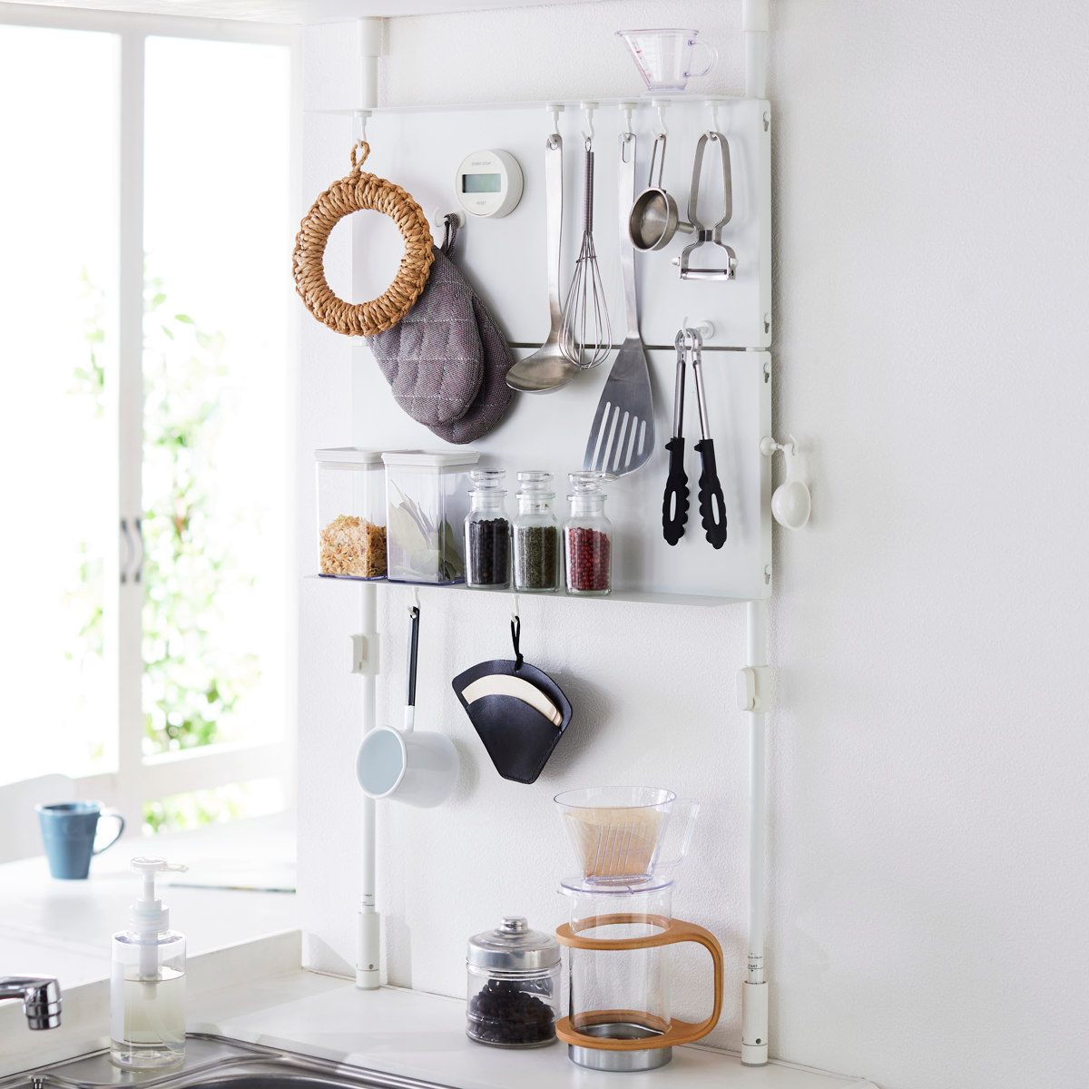 突っ張りラック キッチン つっぱり パネルラック マグネット収納 ( 突っ張り収納ラック 突っ張り式 キッチン収納ラック マグネット対応 棚 壁面収納 スパイスラック シンク上 キッチンカウンター 仕切り 磁石 省スペース おしゃれ )