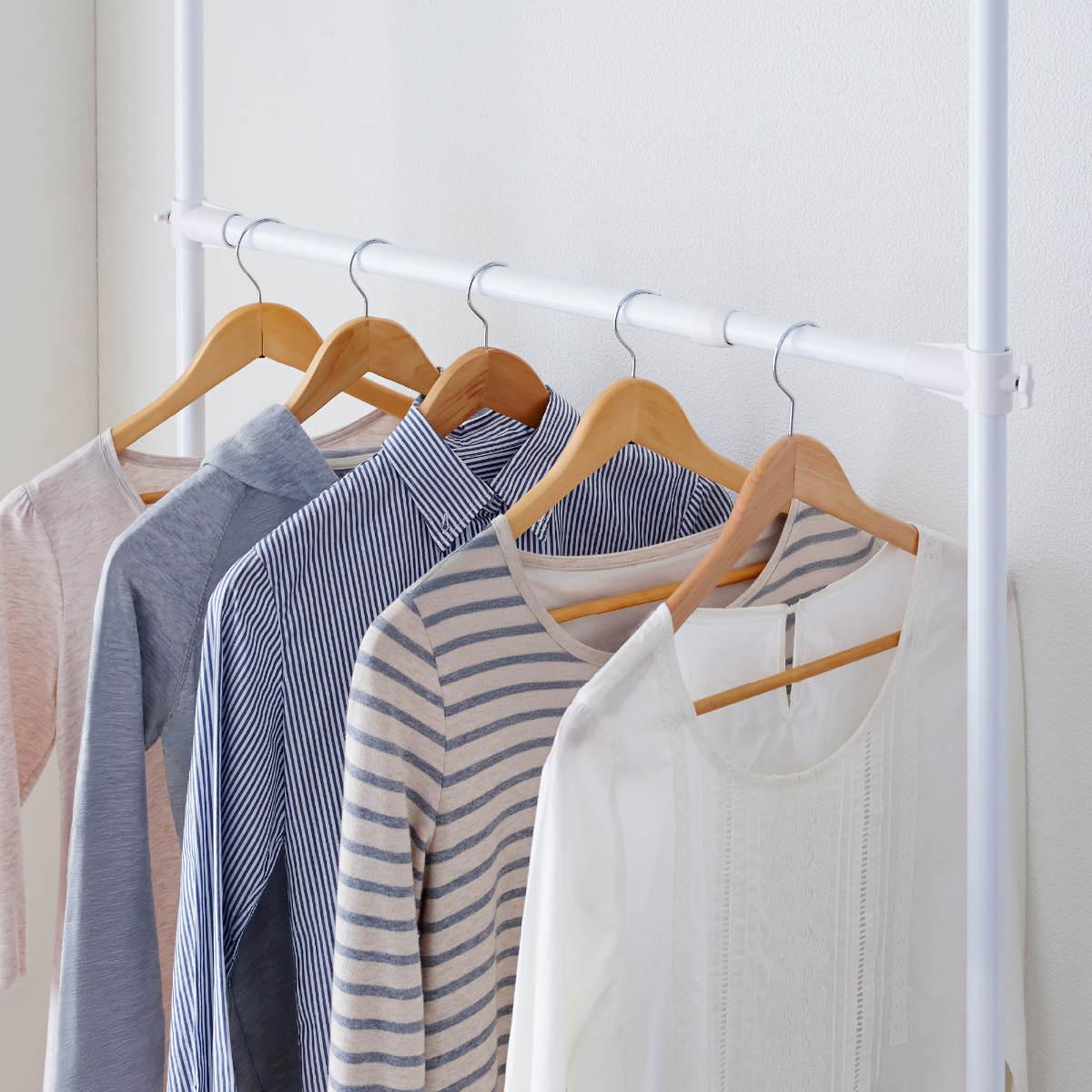 突っ張り ハンガーラック 2段棚付 幅68-96cm 工具不要 ( つっぱり ラック 突っ張りラック 壁面収納 衣類収納 伸縮 突っ張りハンガーラック ウォールラック 壁面 収納 壁面ラック 小物収納 洋服掛け コートハンガー 棚板付 )