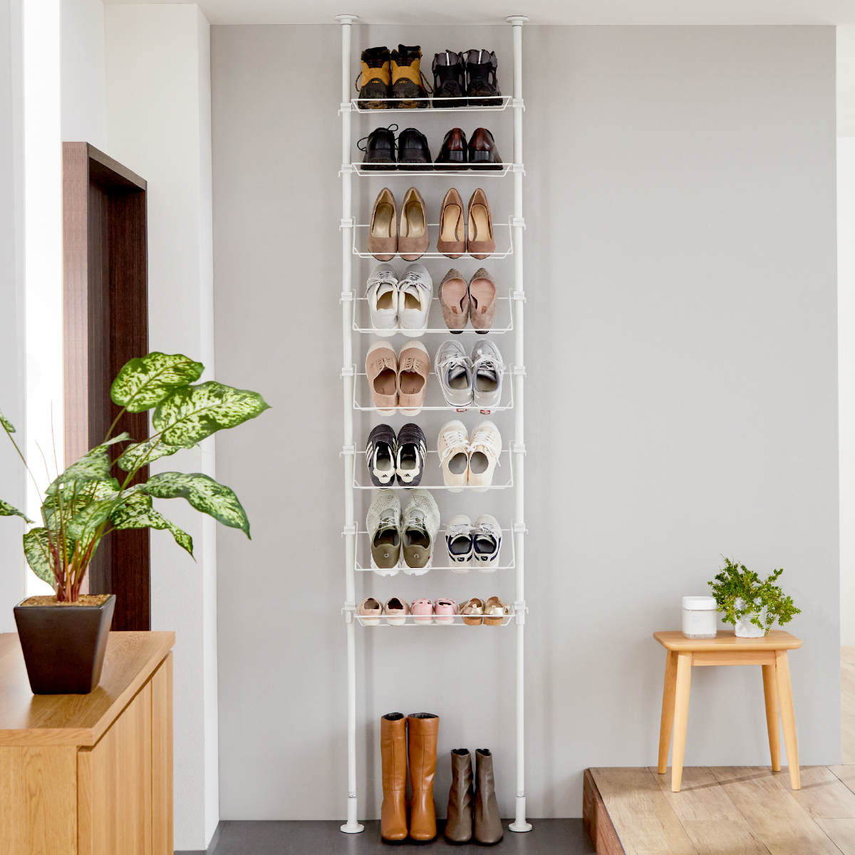 突っ張り シューズラック 幅57cm 最大16足 工具不要 ( つっぱり ラック スリム 棚 壁面収納 ディスプレイ 省スペース シューズ 靴 収納ラック 突っ張りシューズラック 靴収納 下駄箱 靴入れ 16足 玄関 スニーカー )