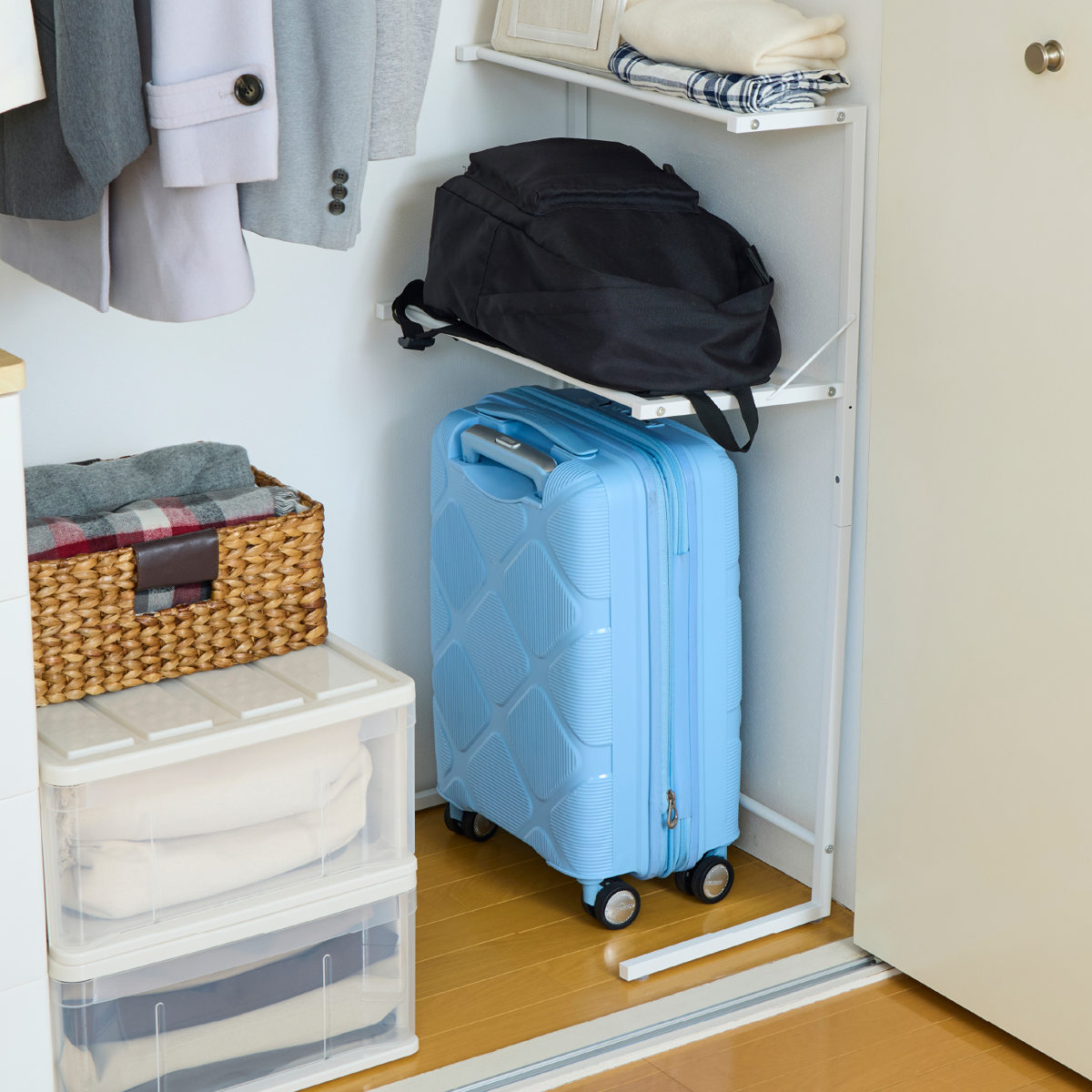 クローゼット収納 クローゼット すき間ラック かばん収納 ( 収納 収納ラック ラック 棚 2段 スリム スーツケース収納 耐荷重8kg かばん カバン 鞄 バッグ 隙間 すき間 高さ調節 可能 省スペース コンパクト デッドスペース )