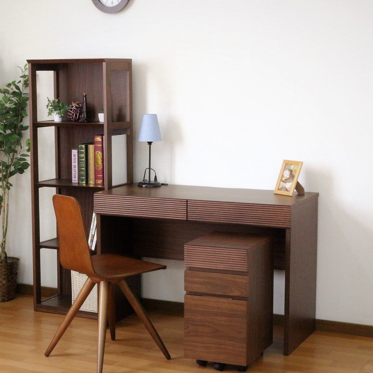 ワークデスク 幅105cm 奥行50cm 引出し付 2口コンセント付 ( デスク 机 学習机 勉強机 パソコンデスク オフィスデスク コンパクト 平机 木製 学習デスク パソコン PC リビングデスク スチール おしゃれ )