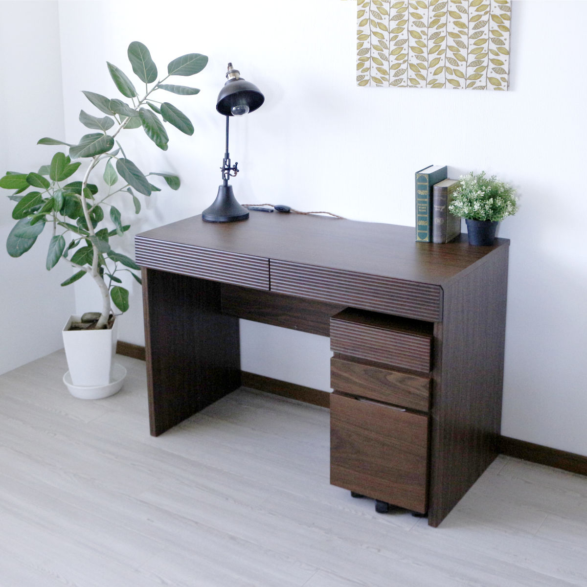 ワークデスク 幅105cm 奥行50cm 引出し付 2口コンセント付 ( デスク 机 学習机 勉強机 パソコンデスク オフィスデスク コンパクト 平机 木製 学習デスク パソコン PC リビングデスク スチール おしゃれ )