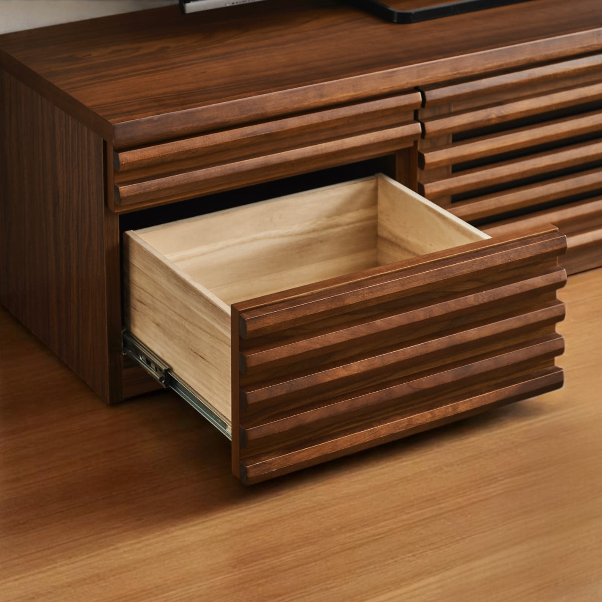 テレビ台 幅160cm ローボード 70型対応 天然木 完成品 ( TV台 テレビボード 収納 家具 ラック フラップ扉 無垢 引き出し 可動棚 リビングボード ルーバー ナチュラル ウォールナット ) 【ナチュラル】 ナチュラル