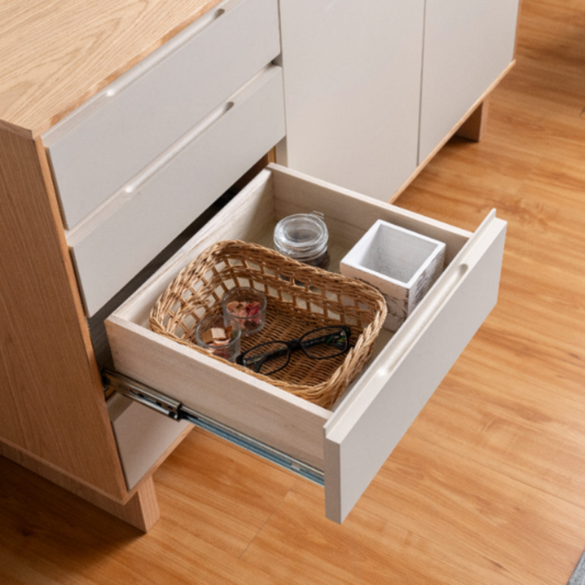 サイドボード 幅120cm 背面化粧 フルスライドレール 天然木 完成品 ( 棚 ラック 引き出し A4対応 収納 可動棚 ニュアンス くすみカラー リビングボード 4段 省スペース ツートンカラー お掃除ロボット対応 )